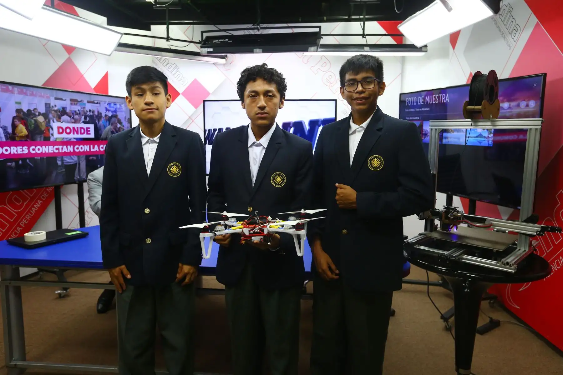 Josué Araujo, Brayan Dionisio y Aldair Durán superaron la etapa nacional con un dron impreso en 3D. Foto: ANDINA/Eddy Ramos