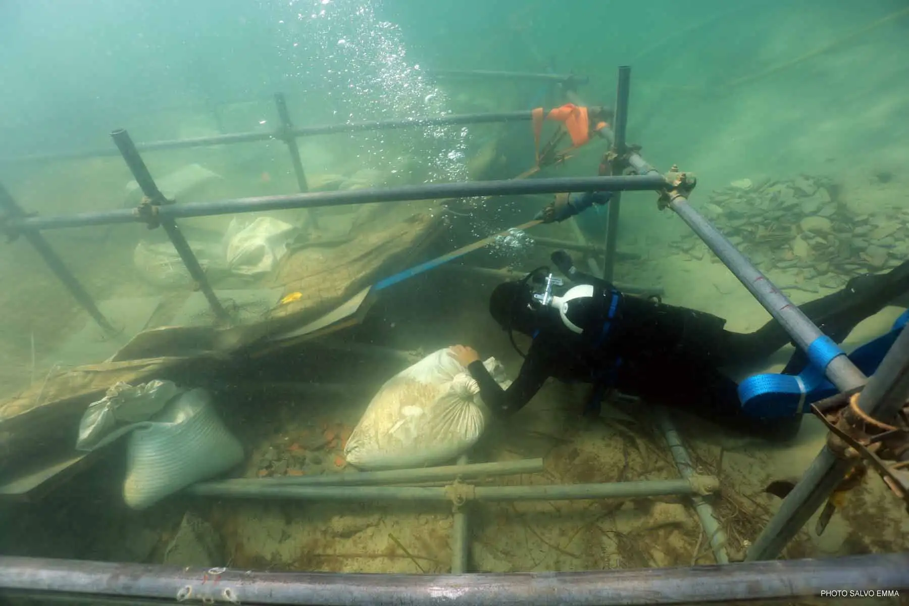 Los restos del barco se encontraron a unos cien metros de la costa de la localidad de Marausa, cerca de la ciudad de Trapani, a solo dos metros de profundidad. Foto: EFE
