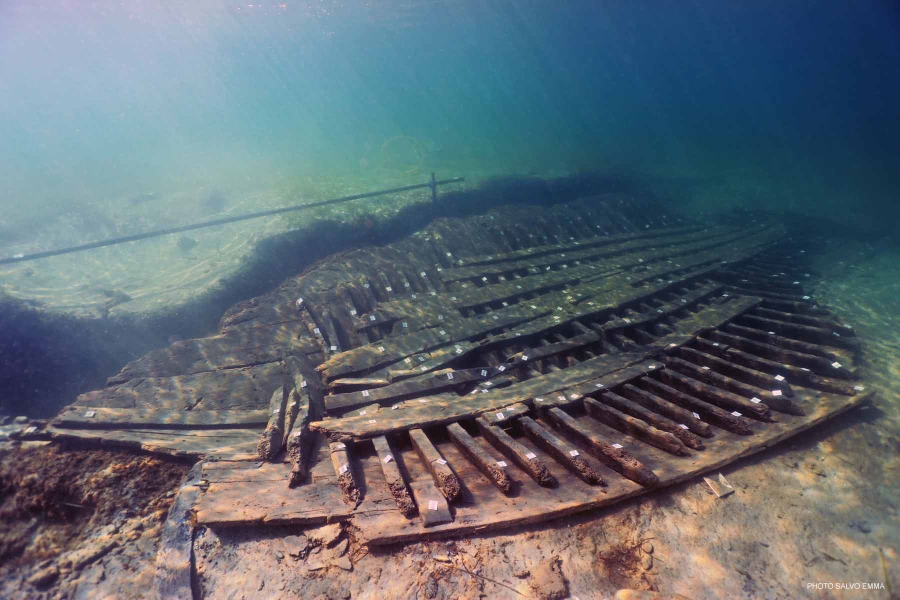 Los restos del barco se encontraron a unos cien metros de la costa de la localidad de Marausa, cerca de la ciudad de Trapani, a solo dos metros de profundidad. Foto: EFE