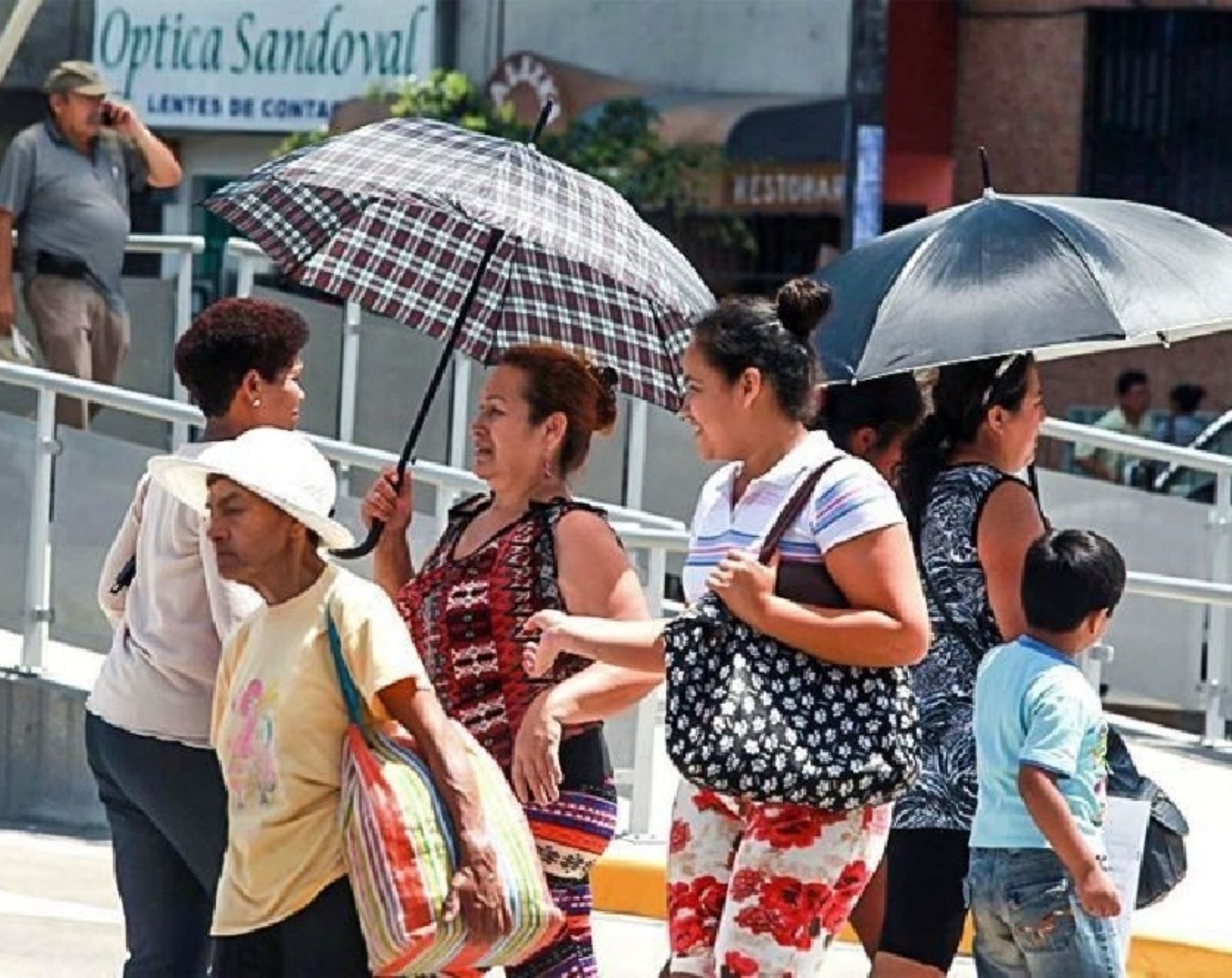 Tarapoto y otras ciudades de la región San Martín continuarán soportando esta semana altas temperaturas y el Senamhi recomienda a la población no exponerse al Sol para evitar la radiación solar que llegará a niveles extremos. ANDINA/Difusión