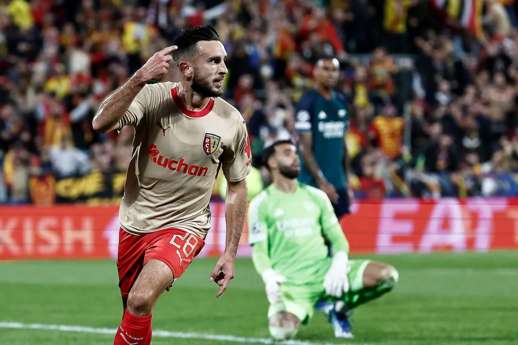 El centrocampista francés de Lens, Adrien Thomasson, celebra tras marcar el primer gol de su equipo durante el partido de fútbol de ida del Grupo B de la Liga de Campeones de la UEFA entre el RC Lens y el Arsenal FC 
Foto: AFP