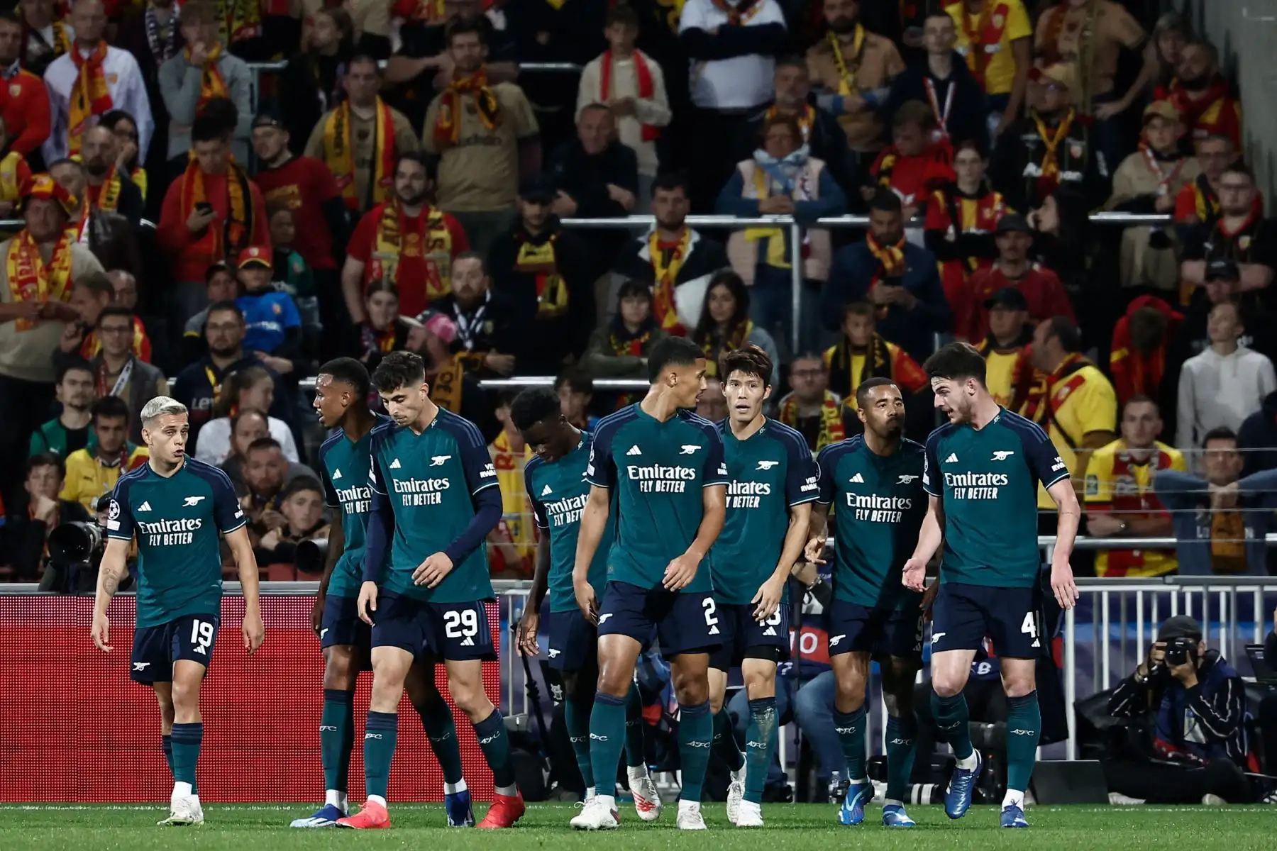 El delantero brasileño del Arsenal, Gabriel Jesus , celebra con sus compañeros de equipo después de marcar el primer gol durante el partido de fútbol de ida del Grupo B de la Liga de Campeones de la UEFA entre el RC Lens y el Arsenal FC.
Foto: AFP