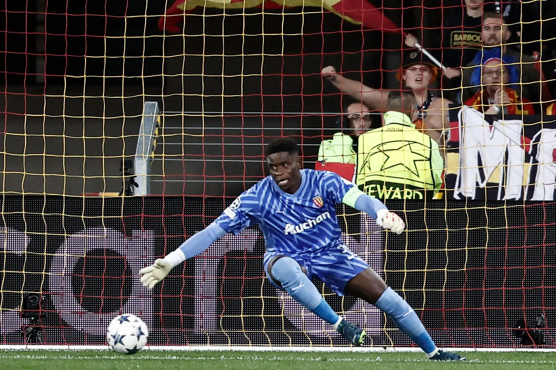 El portero franco-congoleño de Lens, Brice Samba, concede el gol inicial durante el partido de fútbol de ida del Grupo B de la Liga de Campeones de la UEFA entre el RC Lens y el Arsenal FC .
Foto: AFP