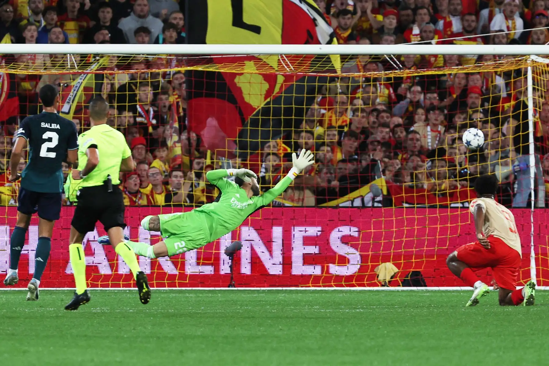 El portero español del Arsenal, David Raya  concede el primer gol de Lens durante el partido de fútbol de ida del Grupo B de la Liga de Campeones de la UEFA entre el RC Lens y el Arsenal FC.
Foto: AFP