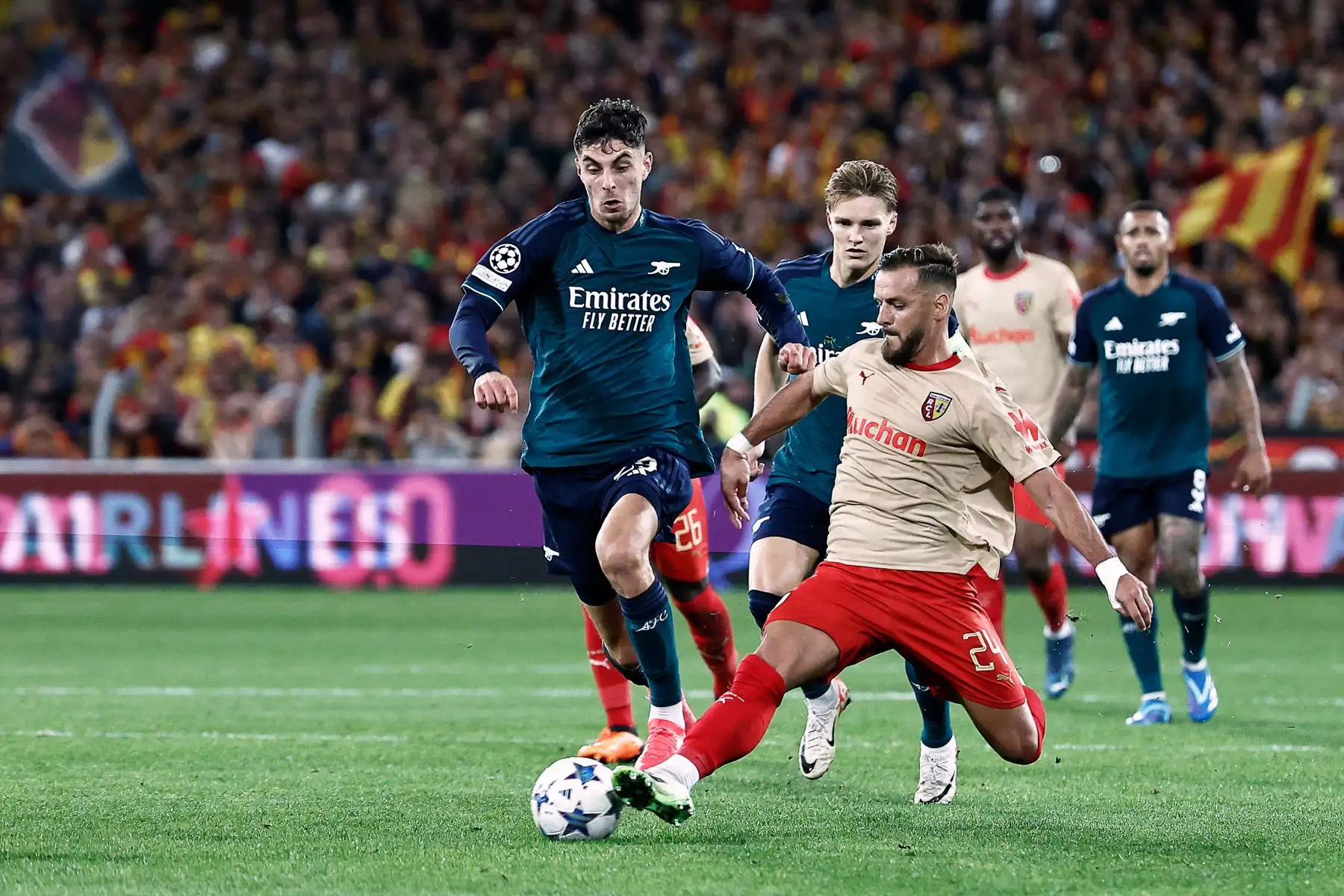 El centrocampista alemán del Arsenal, Kai Havertz lucha por el balón con el defensor francés del Lens, Jonathan Gradit durante el partido de fútbol de ida del grupo B de la Liga de Campeones de la UEFA entre el RC Lens y el Arsenal FC.
Foto: AFP