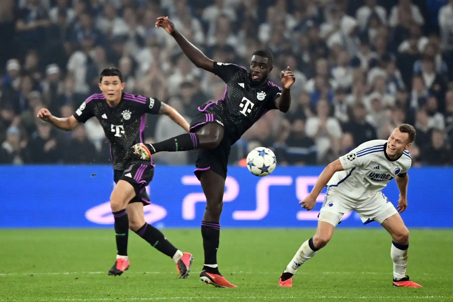 El defensa francés del Bayern de Múnich, Dayot Upamecano, patea el balón durante el partido de fútbol del grupo A de la Liga de Campeones de la UEFA entre el FC Copenhague y el FC Bayern.
Foto: AFP