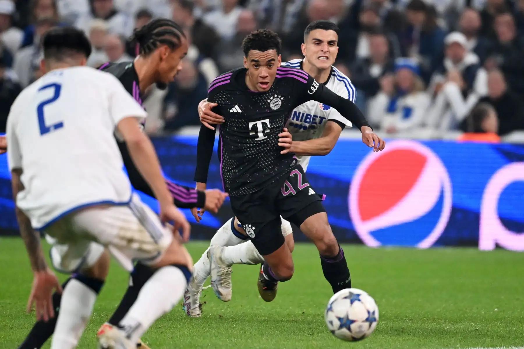El centrocampista alemán del Bayern de Múnich, Jamal Musiala  compite por el balón con el delantero noruego del FC Copenhague, Mohamed Elyounoussi durante el partido de fútbol del grupo de la Liga de Campeones de la UEFA entre el FC Copenhague y el FC Bayern de Múnich.
Foto: AFP