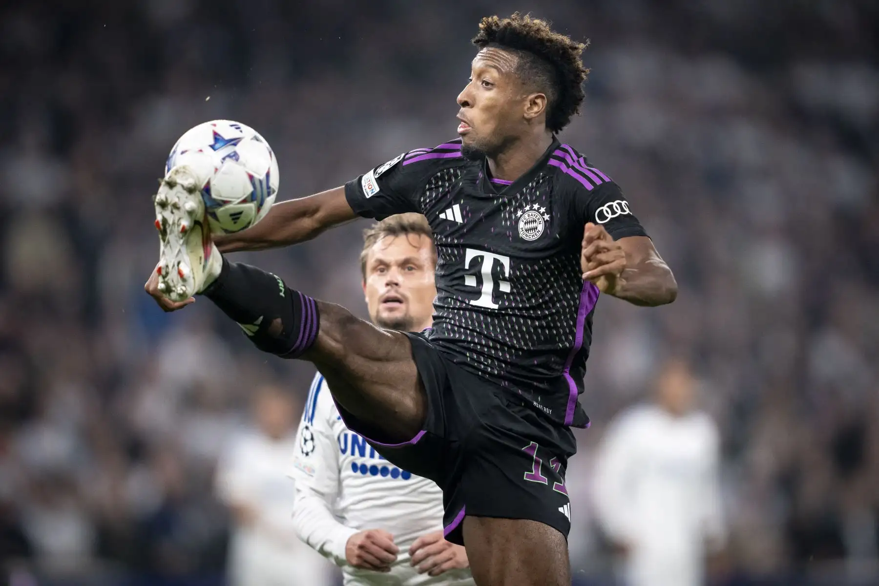El delantero francés del Bayern de Múnich, Kingsley Coman, compite por un cabezazo durante el partido de fútbol del Grupo A de la Liga de Campeones de la UEFA entre el FC Copenhague y el FC Bayern de Múnich.
Foto: AFP