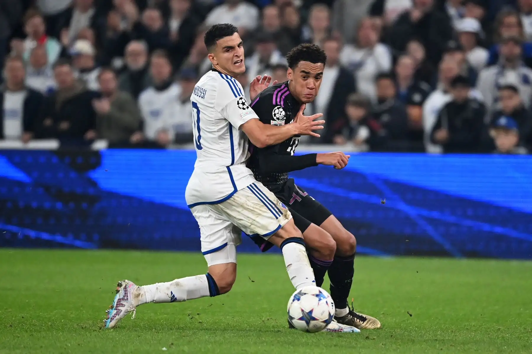 El centrocampista alemán  del Bayern Munich Jamal Musiala  compite por el balón con el delantero noruego Mohamed Elyounoussi del FC Copenhague durante el partido de fútbol del Grupo A de la Liga de Campeones de la UEFA entre el FC Copenhague y el FC Bayern Munich 
Foto: AFP