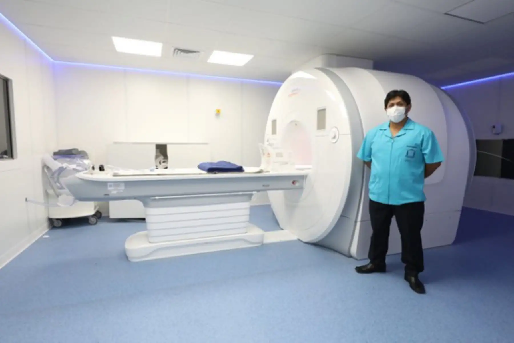 Se trata del resonador magnético 3 Tesla marca Siemens Healthineers que permitirá detectar los grados de fibrosis en el hígado u otras enfermedades, y realizar estudios funcionales del cerebro; es decir, explorar las áreas del lenguaje visual, motor y sensitivo. ANDINA/ MInsa.