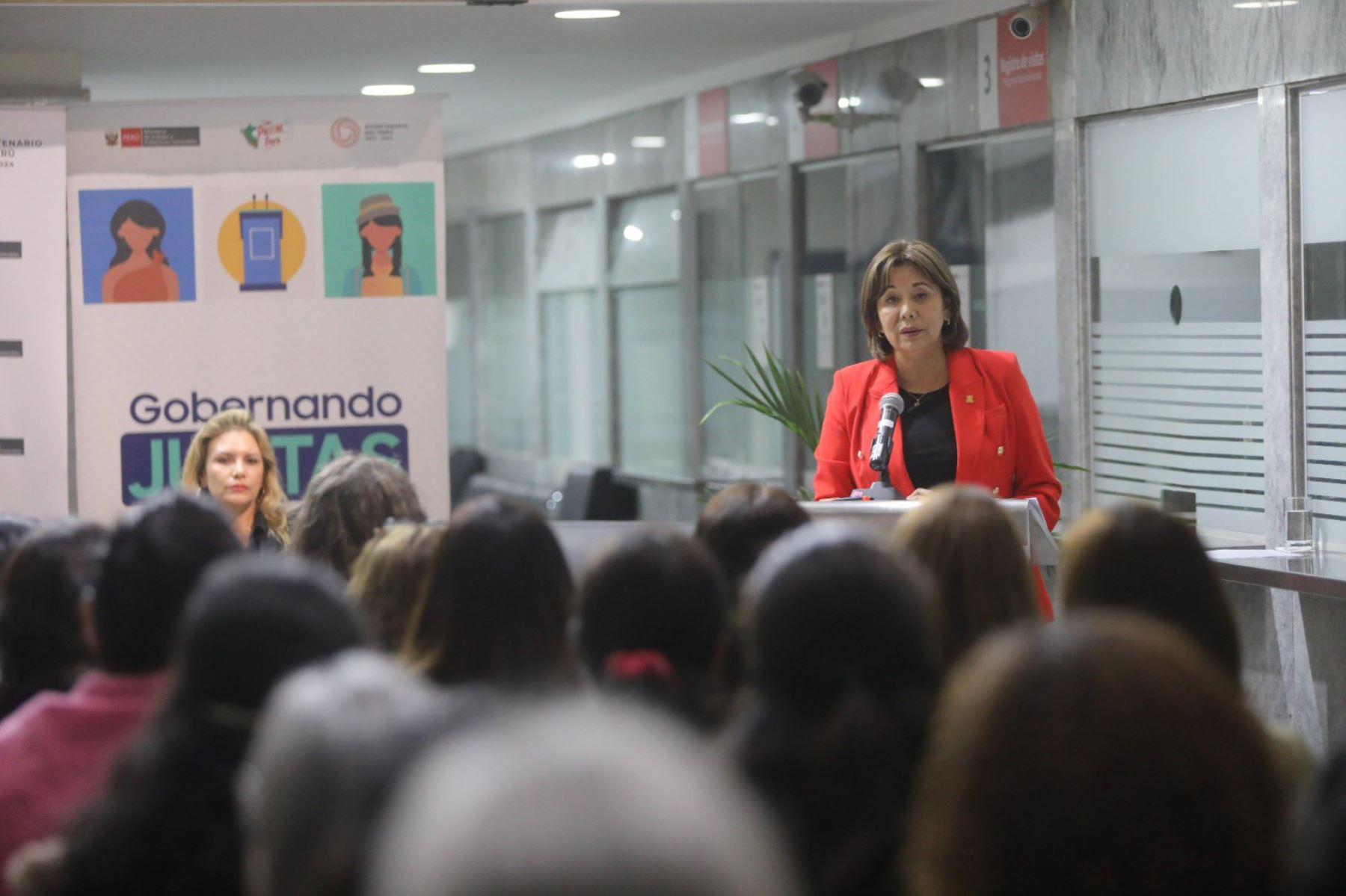La ministra de la Mujer, Nancy Tolentino, informó que el diplomado fue lanzado mediante el proyecto Gobernando Juntas, para promover la equidad de oportunidades entre hombres y mujeres en espacios de liderazgo. ANDINA/ MIMP.