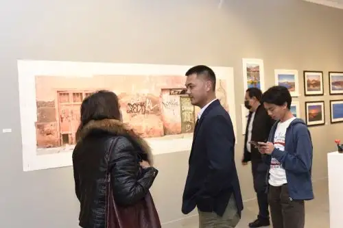 Presentan exposición de arte sobre el ping pong y su influencia en la vida de los niños.