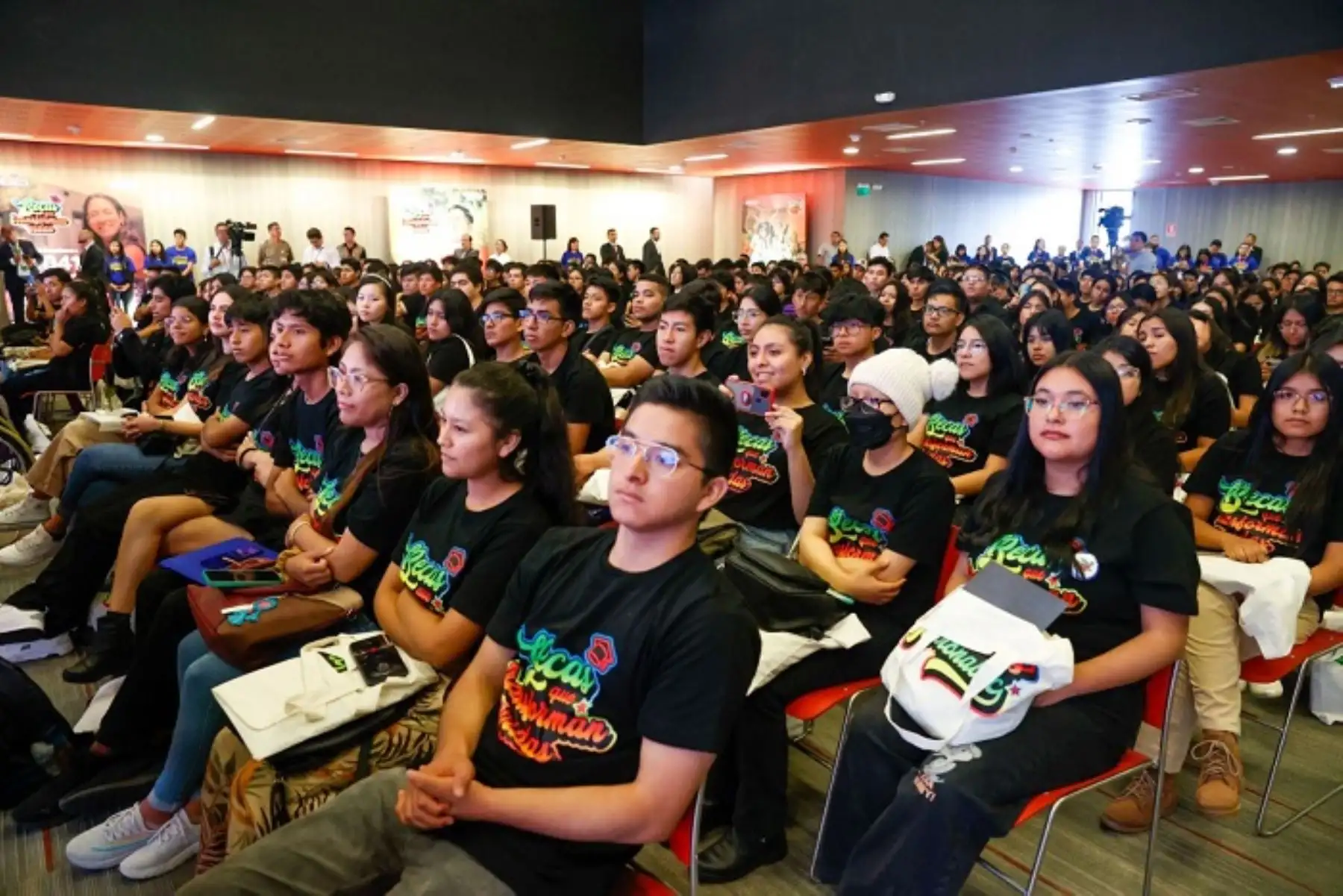 El Midis promueve en tambos el acceso de jóvenes de zonas rurales al examen de Beca 18. Foto: Programa Nacional PAIS