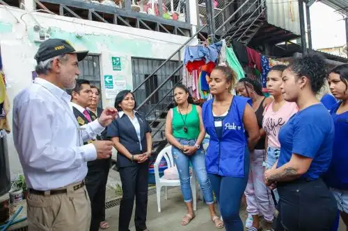 El presidente del Inpe inspeccionó las labores que realizan internas del penal de Sullana.