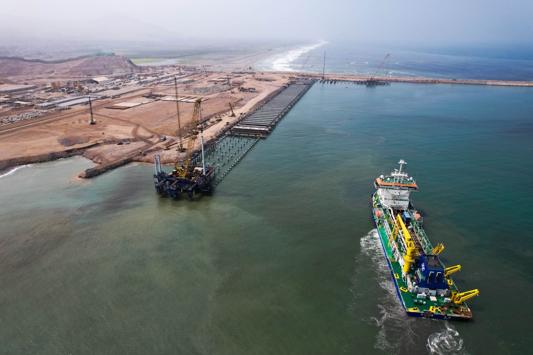 Este es el nuevo Puerto de Chancay, ubicado a 75 kilómetros al norte de Lima. Una gran obra de infraestructura portuaria con capacidad de albergar hasta 15 muelles. Foto: ANDINA/Daniel Bracamonte