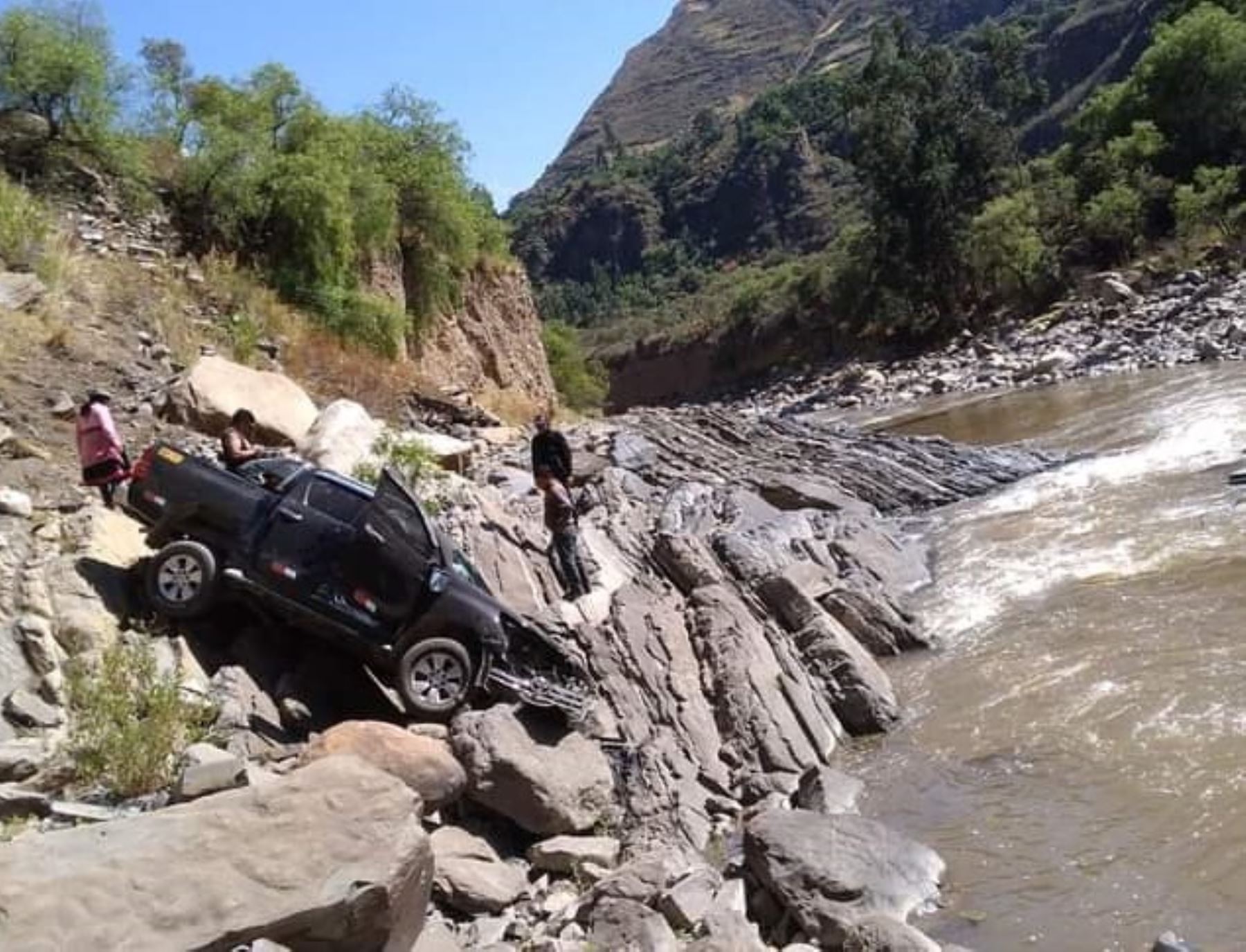 Cuatro personas salvaron de morir gracias a unas enormes rocas evitaron que una camioneta que los transportaba cayera al río Pampas, en Ayacucho. ANDINA/Difusión