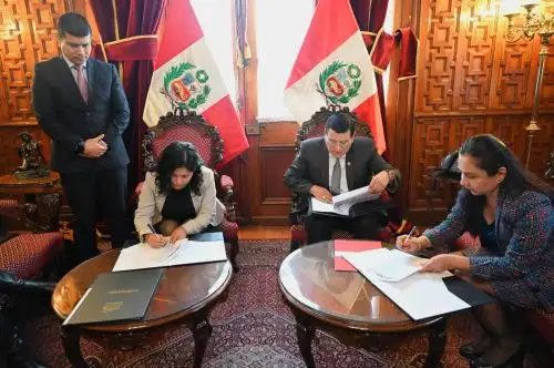 Firma de la entrega de un predio de la SBN al Congreso. ANDINA/Difusión