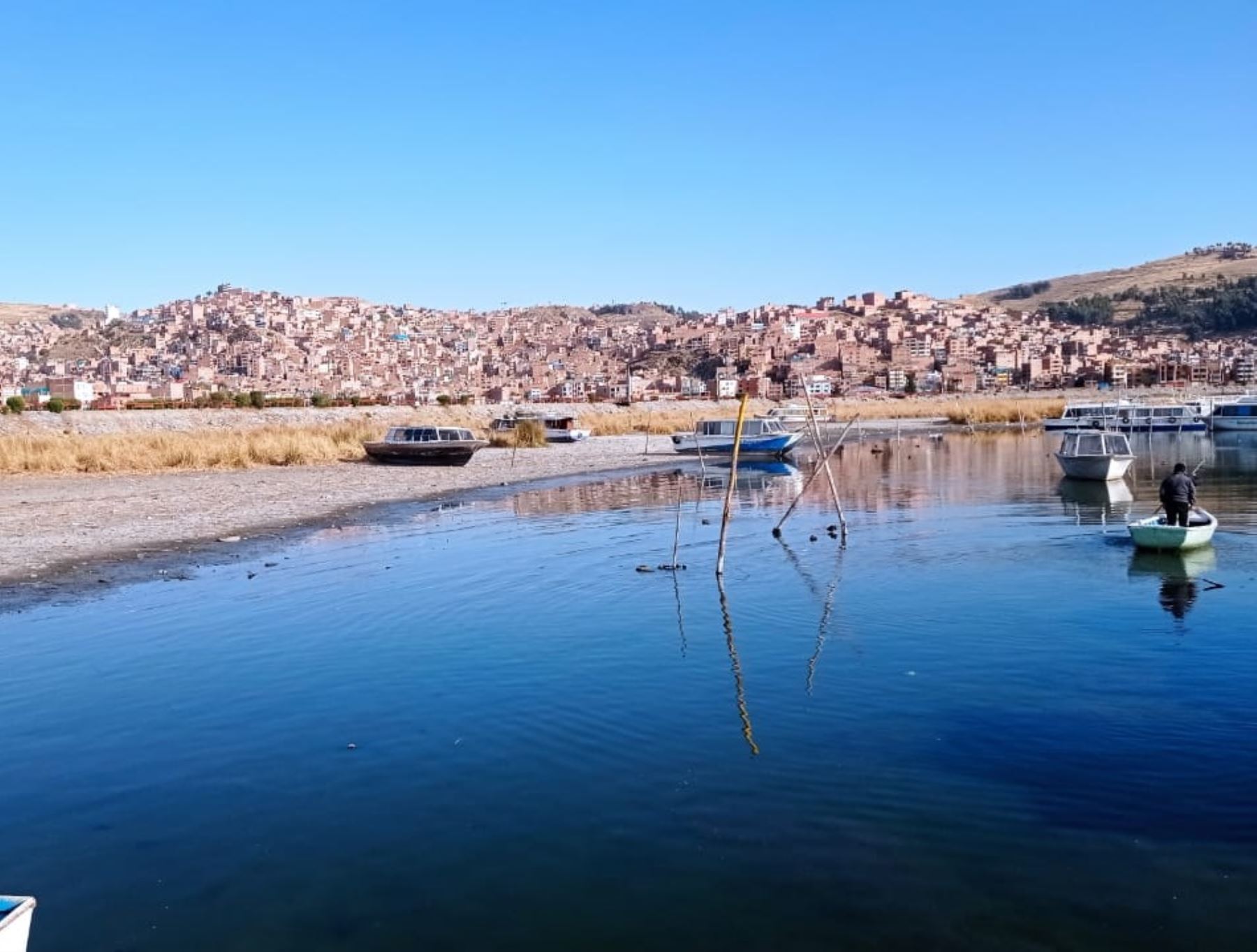 El bajo nivel del lago Titicaca a causa del déficit hídrico que afecta a la región Puno tuvo un récord histórico al registrar un descenso de 62 cm., confirmó el Senamhi Puno. Foto: Sergio Alejo Mamani.