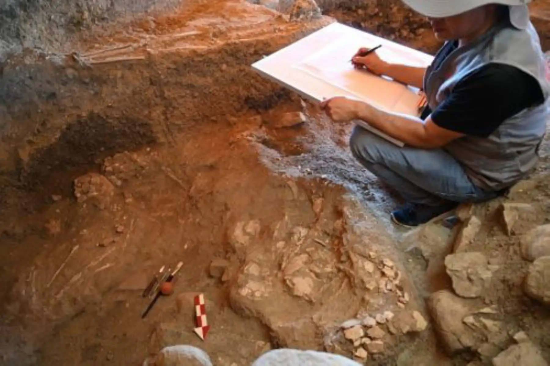 El equipo de arqueólogos liderados por Quirino Olivera acaba de encontrar siete cráneos humanos fragmentados y aplastados cerca del templo cuya arquitectura tiene forma de espiral hecha de piedras y que cubre este espacio funerario prehispánico, debajo de la cual se encontraría la tumba de un personaje de la más alta jerarquía religiosa. Foto: Difusión