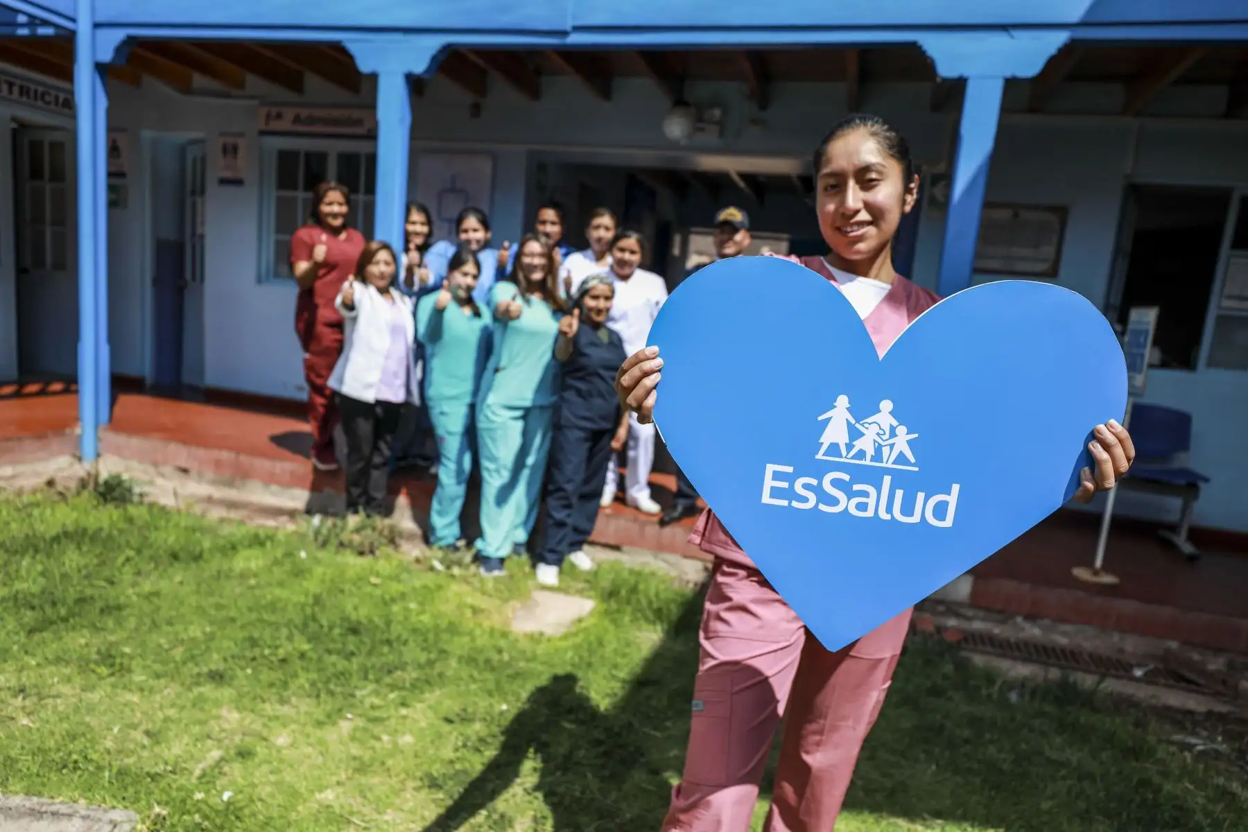 El alma del Servicio Rural y Urbano Marginal de Salud, conocido como SERUMS, es sin duda alguna, la vocación de servicio. Los Serumistas en Perú no solo trabajan en zonas rurales o alejadas, sino que a menudo sacrifican sus hogares, sus afectos y sus comodidades para mudarse a la zona que se convertirá en su nuevo hogar por los próximos 12 meses. Convivir con las carencias propias de cada región, los ayuda a empatizar y entender las necesidades de la población. El SERUMS no solo les lleva médicos, sino que también forma profesionales con más humanidad.
Foto: ANDINA/EsSalud