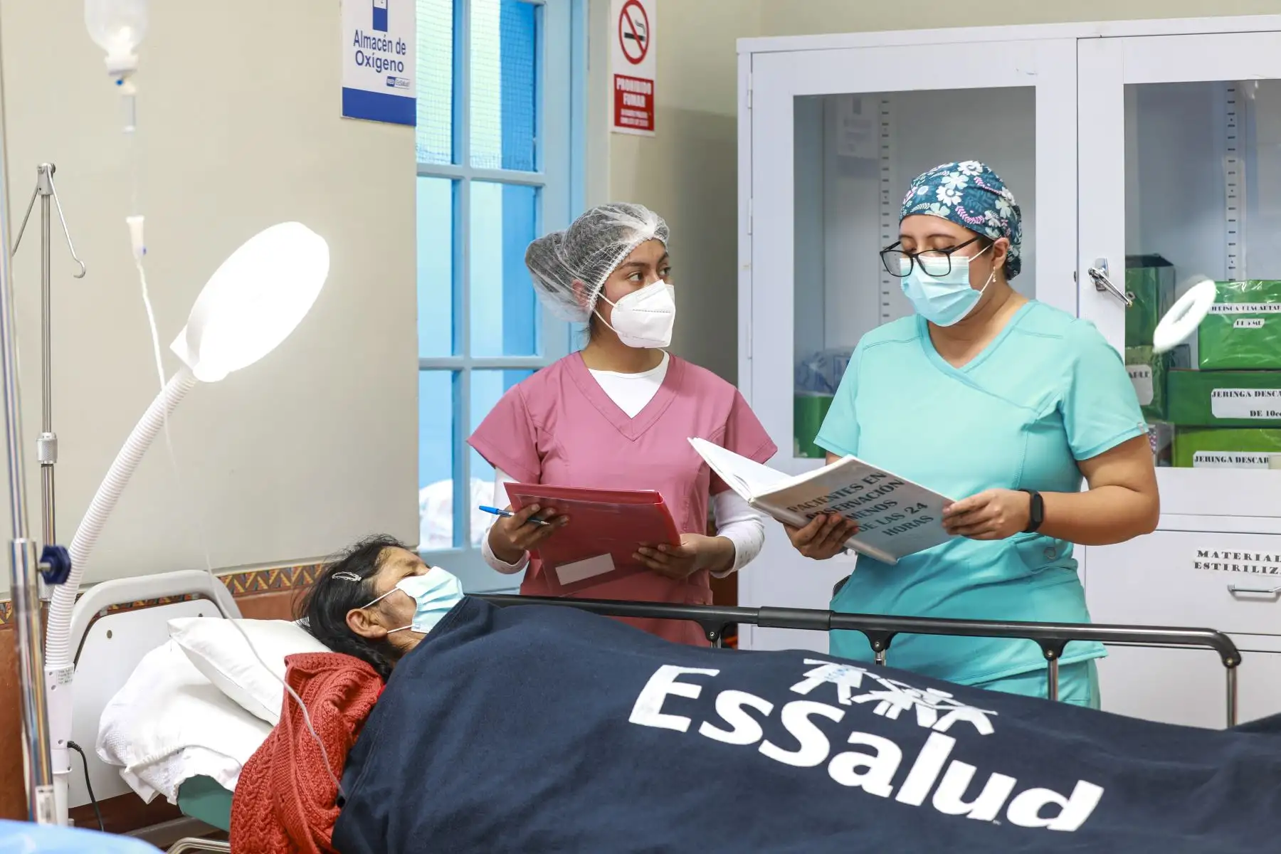 El alma del Servicio Rural y Urbano Marginal de Salud, conocido como SERUMS, es sin duda alguna, la vocación de servicio. Los Serumistas en Perú no solo trabajan en zonas rurales o alejadas, sino que a menudo sacrifican sus hogares, sus afectos y sus comodidades para mudarse a la zona que se convertirá en su nuevo hogar por los próximos 12 meses. Convivir con las carencias propias de cada región, los ayuda a empatizar y entender las necesidades de la población. El SERUMS no solo les lleva médicos, sino que también forma profesionales con más humanidad.
Foto: ANDINA/EsSalud