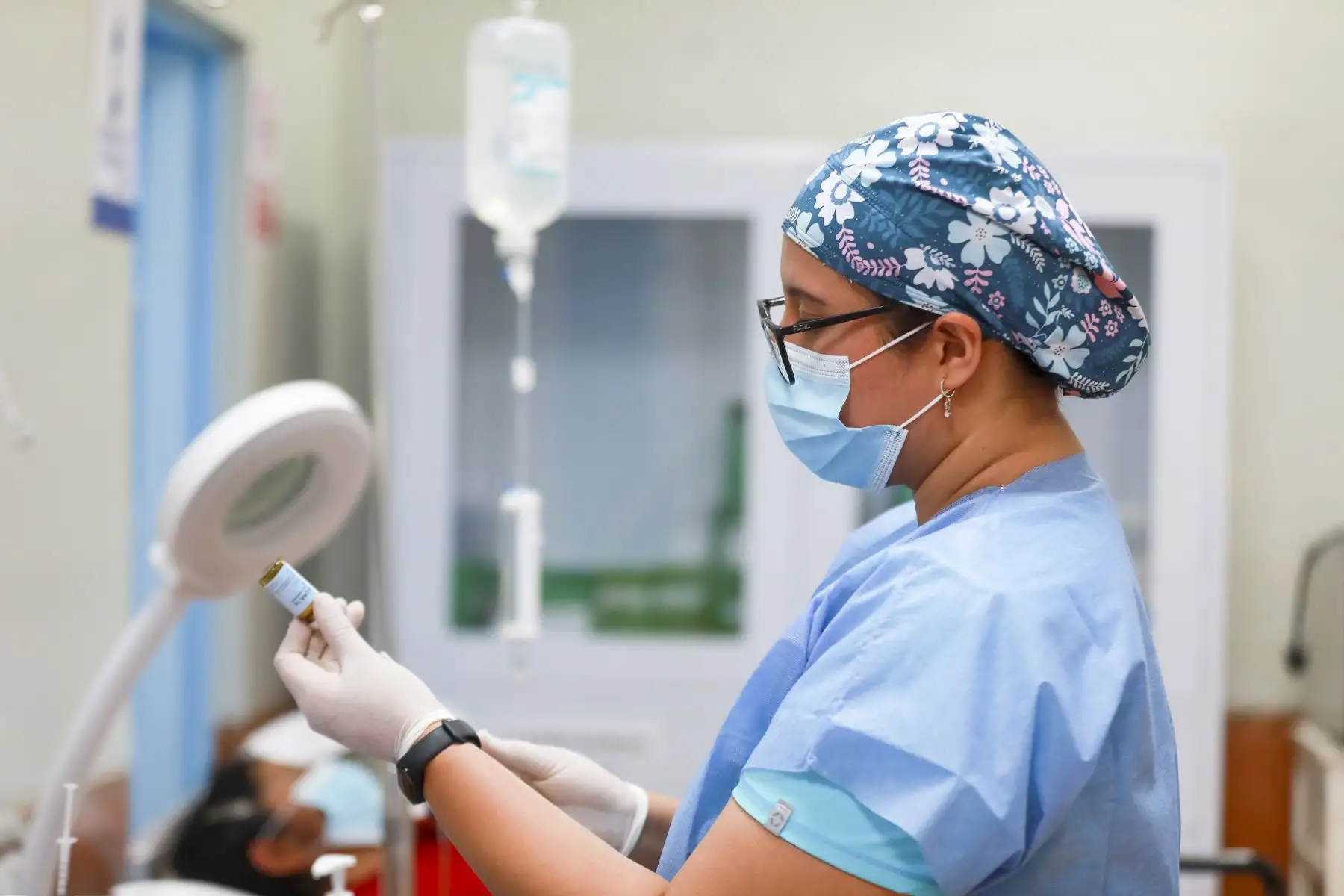 El alma del Servicio Rural y Urbano Marginal de Salud, conocido como SERUMS, es sin duda alguna, la vocación de servicio. Los Serumistas en Perú no solo trabajan en zonas rurales o alejadas, sino que a menudo sacrifican sus hogares, sus afectos y sus comodidades para mudarse a la zona que se convertirá en su nuevo hogar por los próximos 12 meses. Convivir con las carencias propias de cada región, los ayuda a empatizar y entender las necesidades de la población. El SERUMS no solo les lleva médicos, sino que también forma profesionales con más humanidad.
Foto: ANDINA/EsSalud
