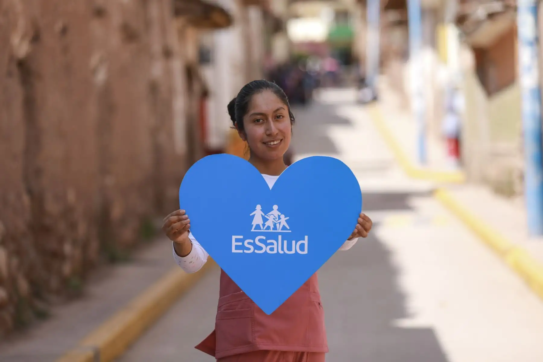 El alma del Servicio Rural y Urbano Marginal de Salud, conocido como SERUMS, es sin duda alguna, la vocación de servicio. Los Serumistas en Perú no solo trabajan en zonas rurales o alejadas, sino que a menudo sacrifican sus hogares, sus afectos y sus comodidades para mudarse a la zona que se convertirá en su nuevo hogar por los próximos 12 meses. Convivir con las carencias propias de cada región, los ayuda a empatizar y entender las necesidades de la población. El SERUMS no solo les lleva médicos, sino que también forma profesionales con más humanidad.
Foto: ANDINA/EsSalud