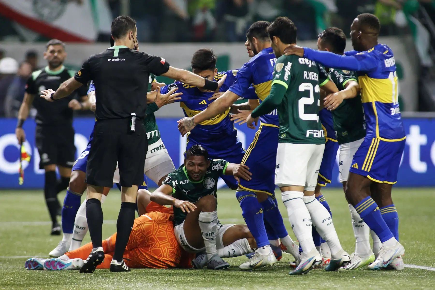 El portero de Boca Juniors, Sergio Romero, hace una mueca mientras se encuentra en el campo junto al delantero de Palmeiras, Rony, durante el partido de vuelta de las semifinales de la Copa Libertadores entre Palmeiras de Brasil y Boca Juniors de Argentina, en el estadio Allianz Parque de Sao Paulo. Foto:ANDINA/AFP