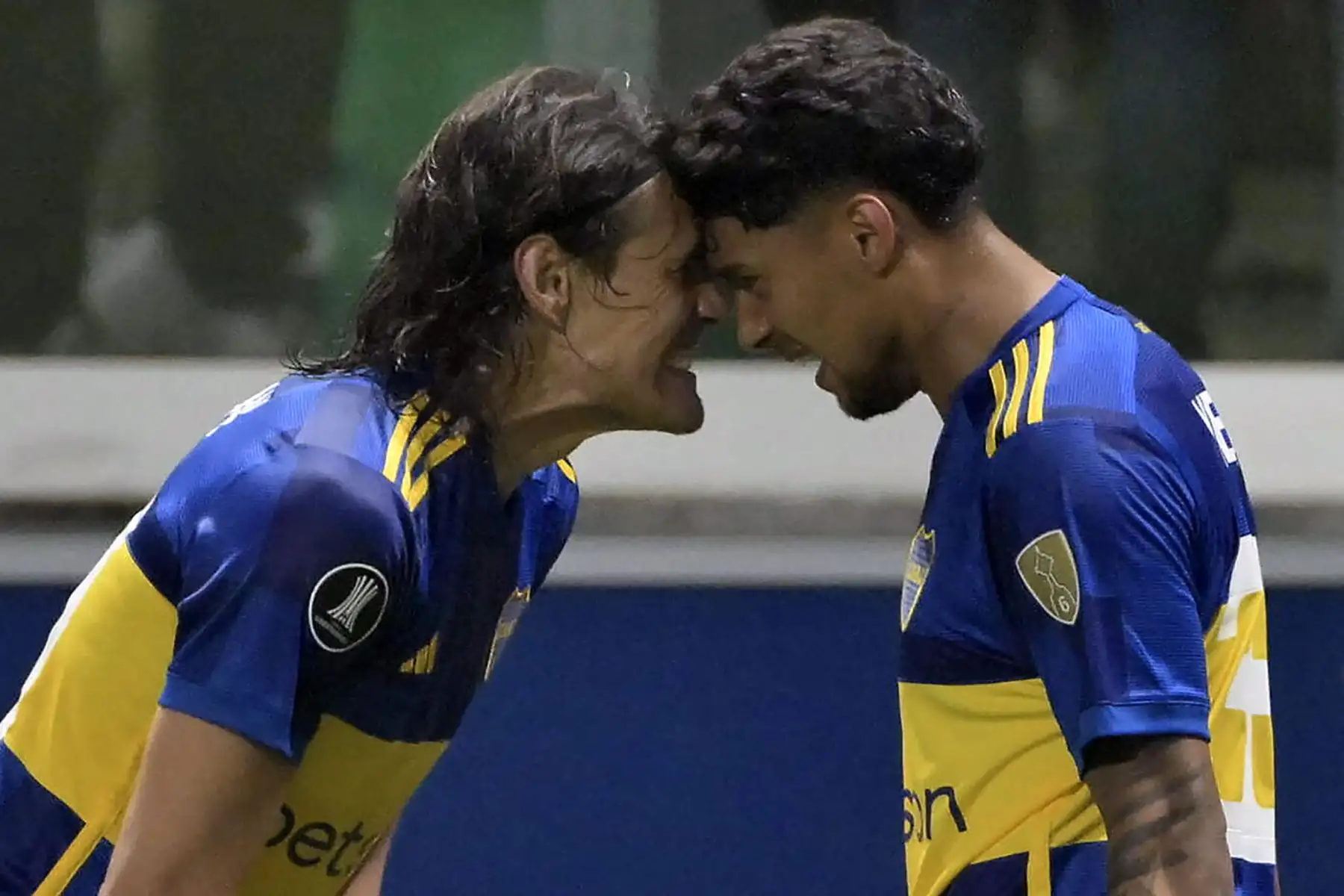 El delantero uruguayo de Boca Juniors, Edinson Cavani, celebra con su compañero mediocampista Cristian Medina después de marcar un gol durante el partido de vuelta de las semifinales de la Copa Libertadores entre Palmeiras de Brasil y Boca Juniors de Argentina, en el estadio Allianz Parque en Sao Paulo, Brasil. Foto: ANDINA/AFP