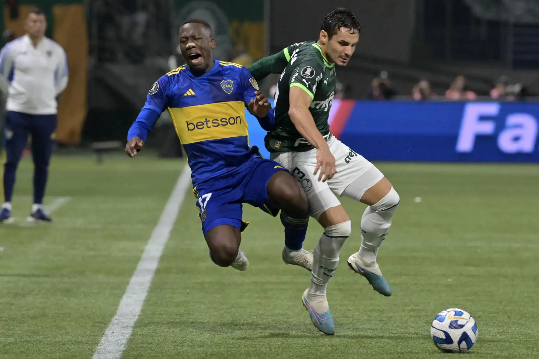 El defensa peruano de Boca Juniors, Luis Advincula, y el mediocampista de Palmeiras, Raphael Veiga, luchan por el balón durante el partido de vuelta de las semifinales de la Copa Libertadores entre Palmeiras de Brasil y Boca Juniors de Argentina, en el estadio Allianz Parque de Sao Paulo, Brasil. Foto: ANDINA/AFP
