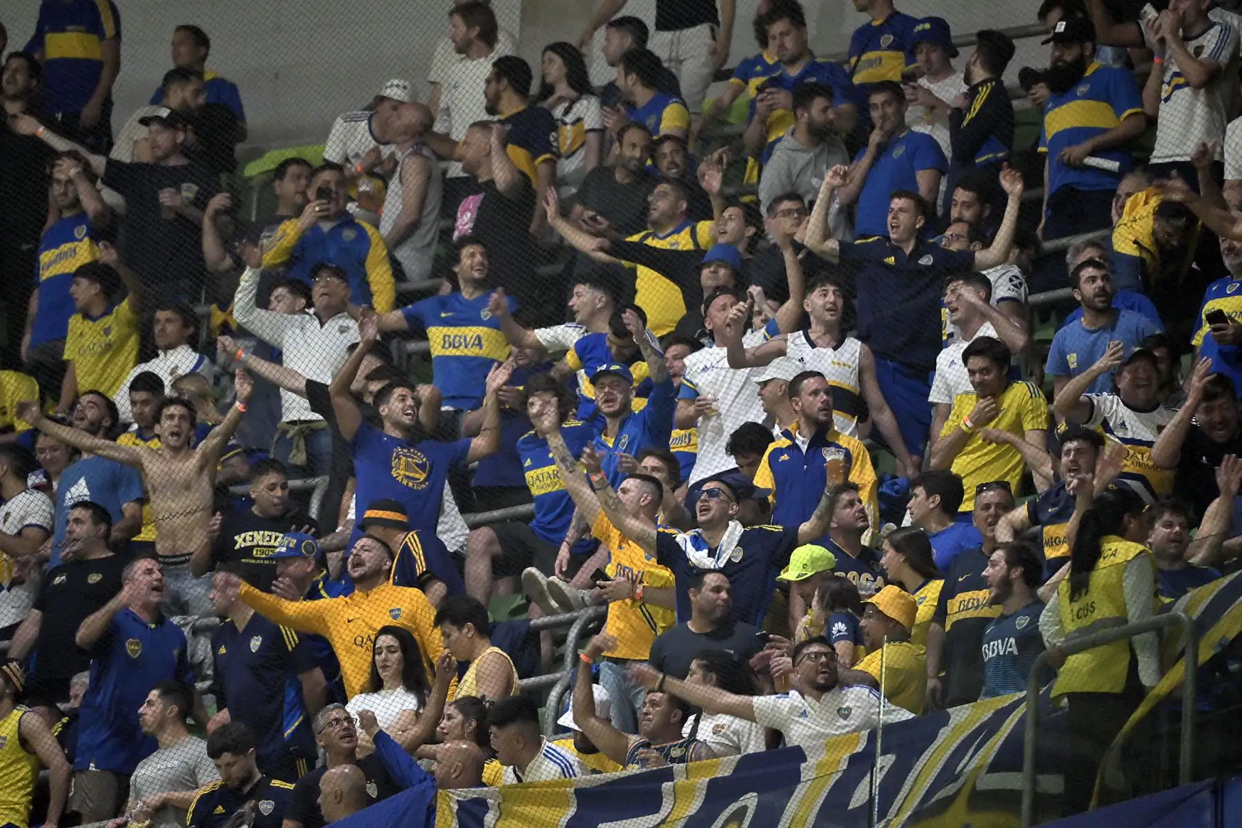 Los fanáticos de Boca Juniors animan a su equipo durante el partido de vuelta de las semifinales de la Copa Libertadores entre el Palmeiras de Brasil y el Boca Juniors de Argentina, en el estadio Allianz Parque en Sao Paulo, Brasil. Foto: ANDINA/AFP