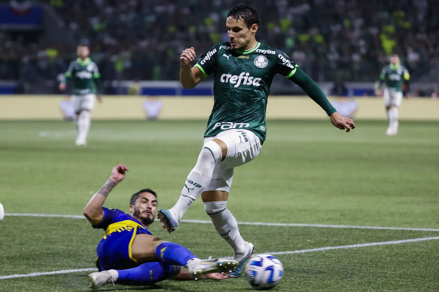 Raphael Veiga de Palmeiras disputa un balón con Jorge Figal de Boca hoy, en un partido de las semifinales de la Copa Libertadores entre Palmeiras y Boca Juniors en el estadio Allianz Parque en Sao Paulo (Brasil). Foto: ANDINA/ EFE