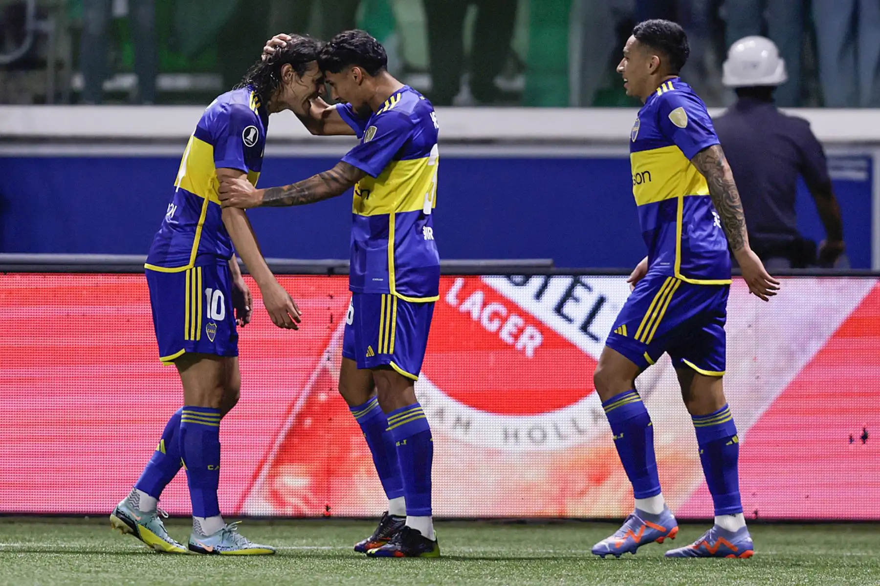 Edinson Cavani de Boca Juniors celebra su gol con Cristian Medina hoy, en un partido de las semifinales de la Copa Libertadores entre Palmeiras y Boca Juniors en el estadio Allianz Parque en São Paulo (Brasil).  Foto:ANDINA/EFE