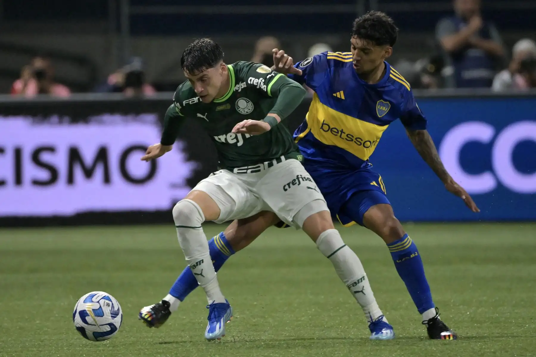 El defensor uruguayo de Palmeiras, Joaquín Piquerez, y el mediocampista de Boca Juniors, Cristian Medina, pelean por el balón durante el partido de vuelta de las semifinales de la Copa Libertadores entre Palmeiras de Brasil y Boca Juniors de Argentina, en el estadio Allianz Parque en Sao Paulo, Brasil. Foto: ANDINA/ AFP
