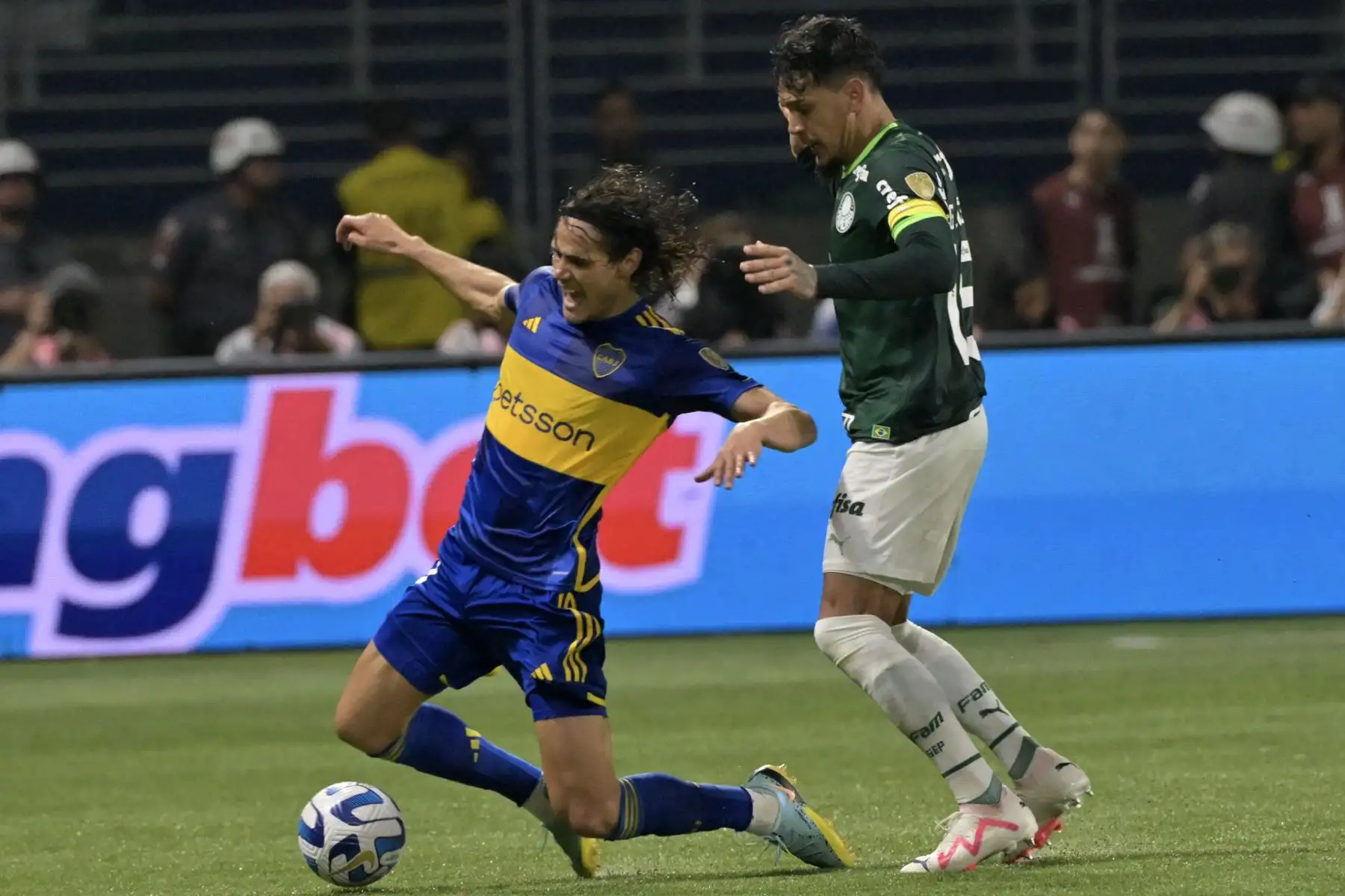 El delantero uruguayo de Boca Juniors, Edinson Cavani, y el defensor paraguayo de Palmeiras, Gustavo Gómez, luchan por el balón durante el partido de vuelta de las semifinales de la Copa Libertadores entre Palmeiras de Brasil y Boca Juniors de Argentina, en el estadio Allianz Parque de Sao Paulo. Brasil. Foto:ANDINA/AFP