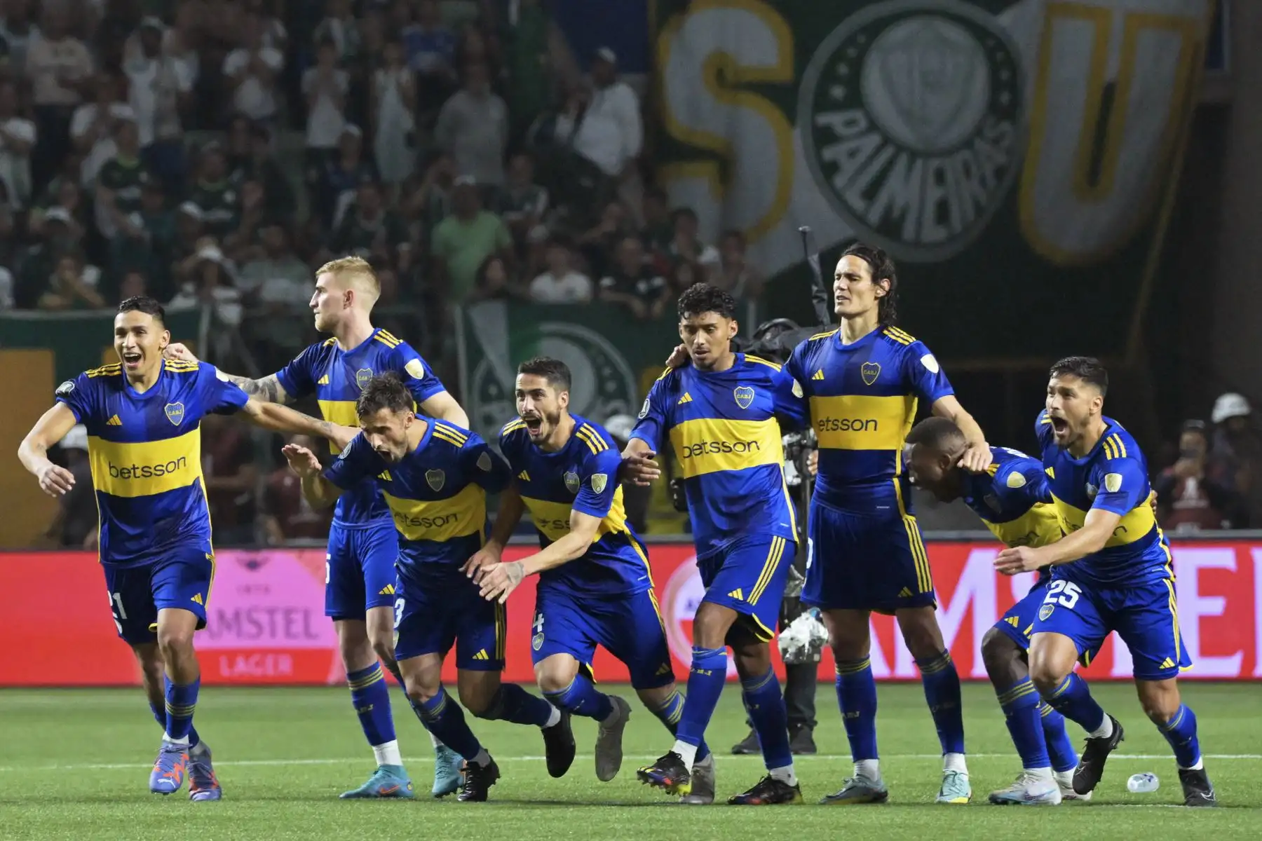 Los jugadores de Boca Juniors celebran después de derrotar a Palmeiras en la tanda de penales durante el partido de vuelta de las semifinales de la Copa Libertadores entre Palmeiras de Brasil y Boca Juniors de Argentina, en el estadio Allianz Parque en Sao Paulo, Brasil. Foto: ANDINA/ AFP