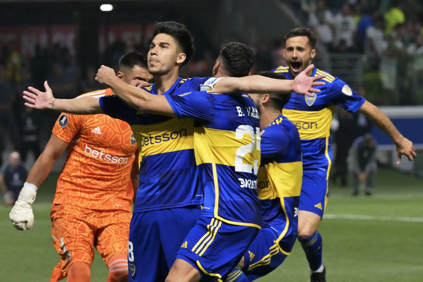El mediocampista de Boca Juniors, Guillermo Fernández , celebra con sus compañeros después de derrotar a Palmeiras en la tanda de penales durante el partido de vuelta de las semifinales de la Copa Libertadores entre Palmeiras de Brasil y Boca Juniors de Argentina, en el estadio Allianz Parque en Sao Paulo, Brasil. Foto: ANDINA/AFP