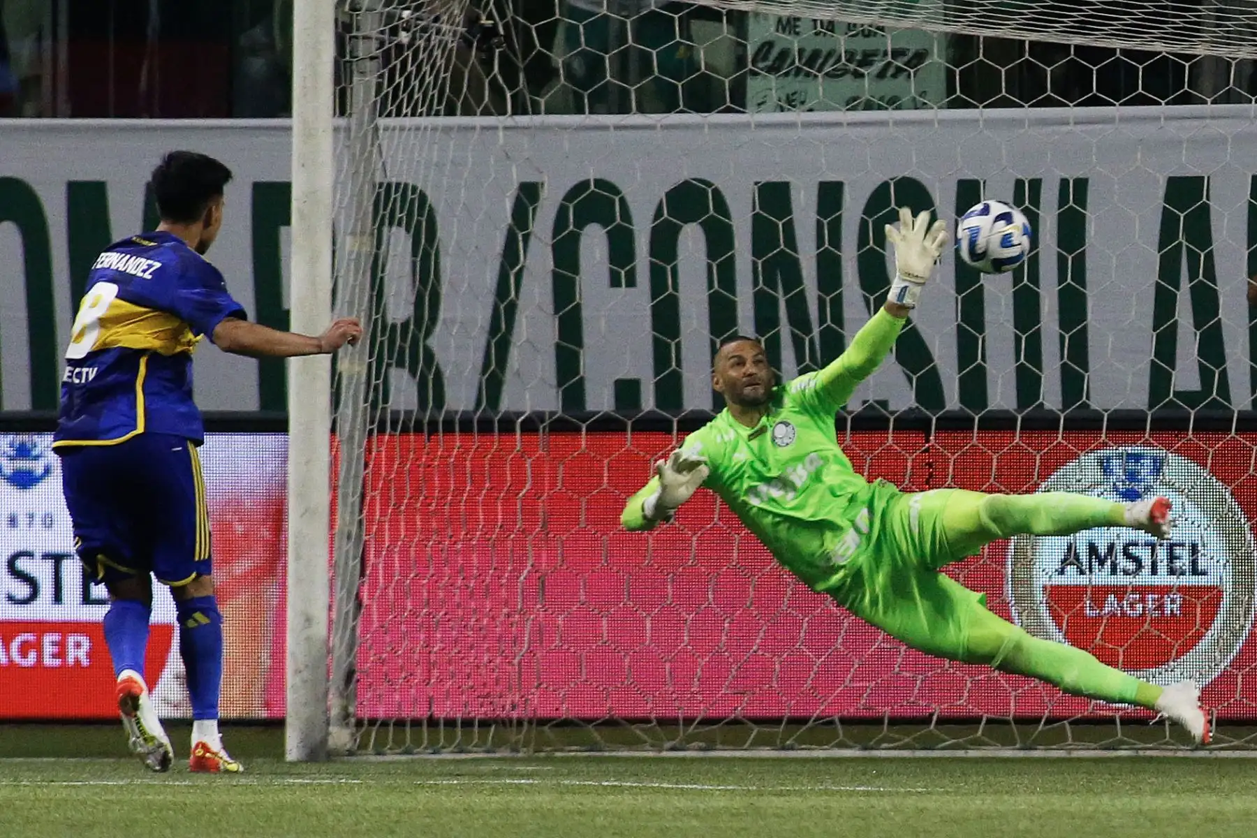 El mediocampista de Boca Juniors, Guillermo Fernández, anota el último gol en la tanda de penaltis durante el partido de vuelta de las semifinales de la Copa Libertadores entre el Palmeiras de Brasil y el Boca Juniors de Argentina, en el estadio Allianz Parque de Sao Paulo, Brasil. Foto: ANDINA/AFP