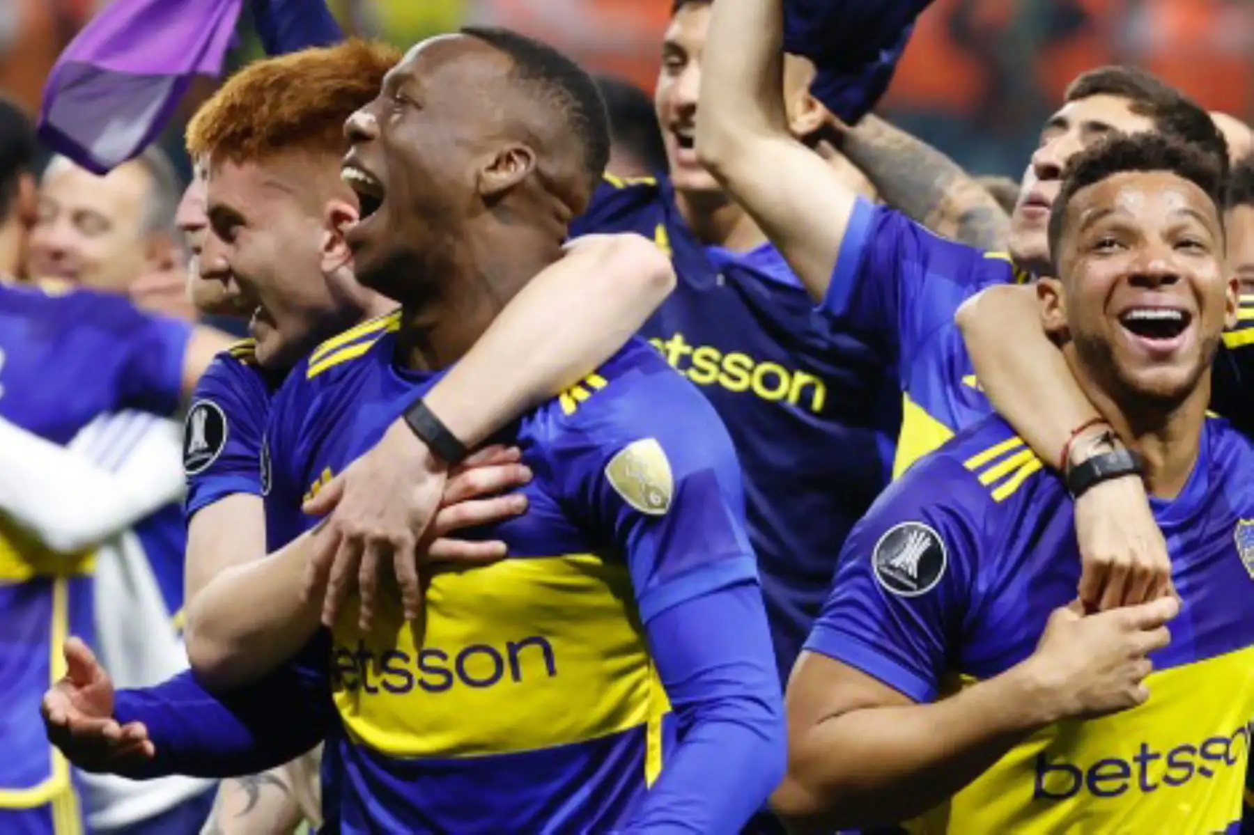 Luis Advíncula de Boca Juniors celebra al ganar la serie de penaltis hoy, en un partido de las semifinales de la Copa Libertadores entre Palmeiras y Boca Juniors en el estadio Allianz Parque en Sao Paulo (Brasil). Foto: EFE