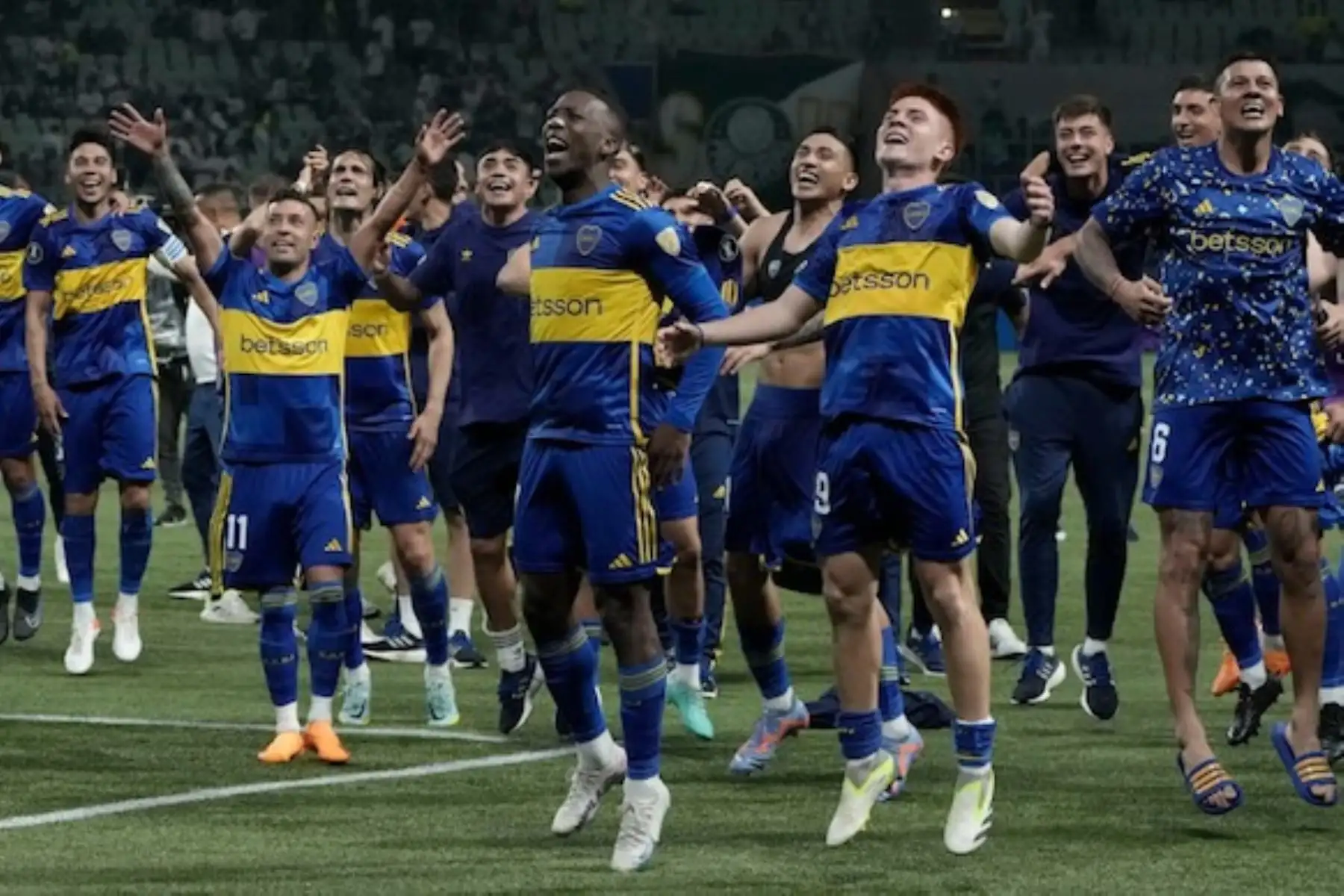 Luis Advíncula de Boca Juniors celebra al ganar la serie de penaltis hoy, en un partido de las semifinales de la Copa Libertadores entre Palmeiras y Boca Juniors en el estadio Allianz Parque en Sao Paulo (Brasil). Foto: @BocaJrsOficial