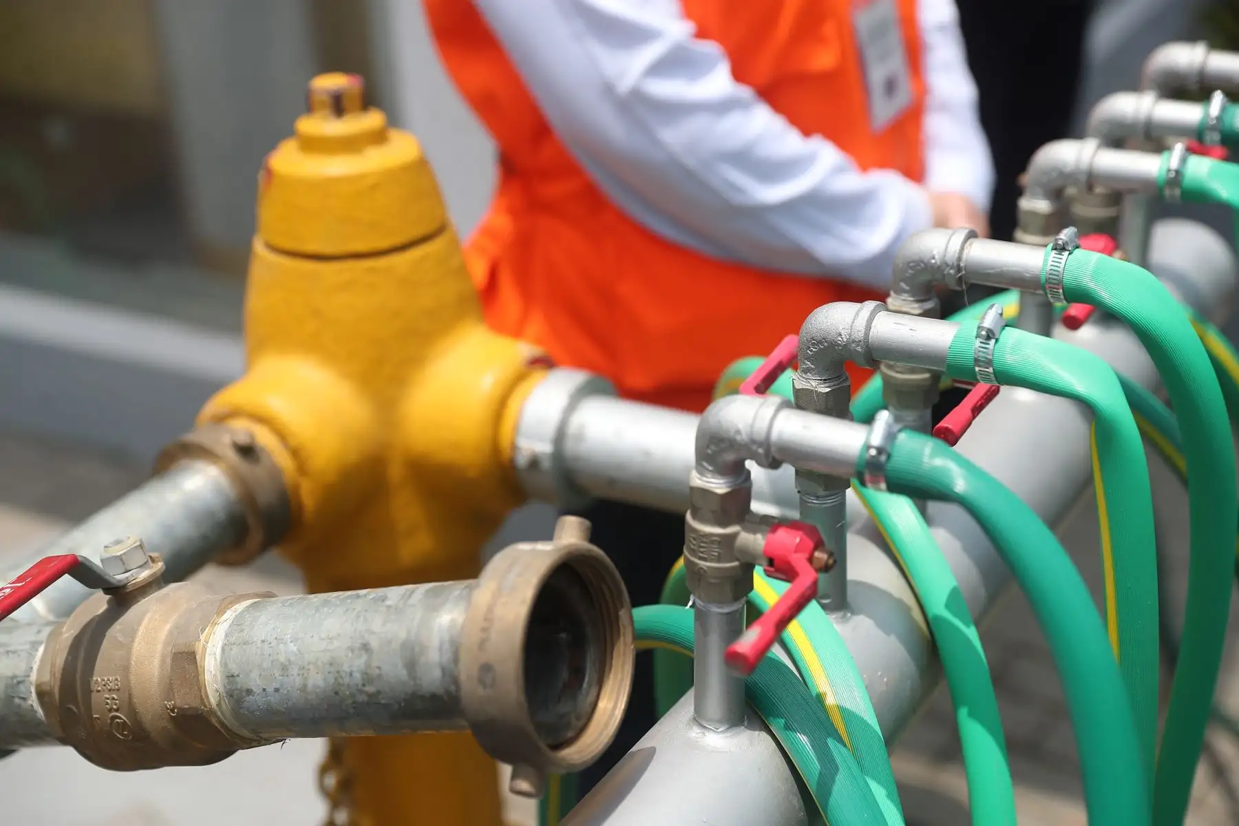 La municipalidad de chorrillos habilitó 15 puntos de abastecimiento en zonas estratégicas, además de los 5 puntos dispuestos por sedapal. Foto: ANDINA/Ricardo Cuba