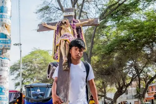 Peregrinos caminan durante varios días para llegar al santuario del Señor Cautivo de Ayabaca, una de las celebraciones religiosas más importantes de Piura y del norte del país. Fotos: David Ramos/Anthony Camizán