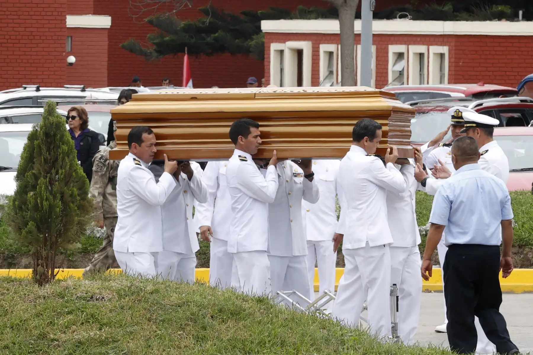 El Hospital Naval del Callao, ofreció una misa en honor al fallecido Almirante Luis Giampietri. Luego los restos fueron trasladados al Antiguo Cementerio Británico de Bellavista para su sepultura. Foto: ANDINA/ Vidal Tarqui