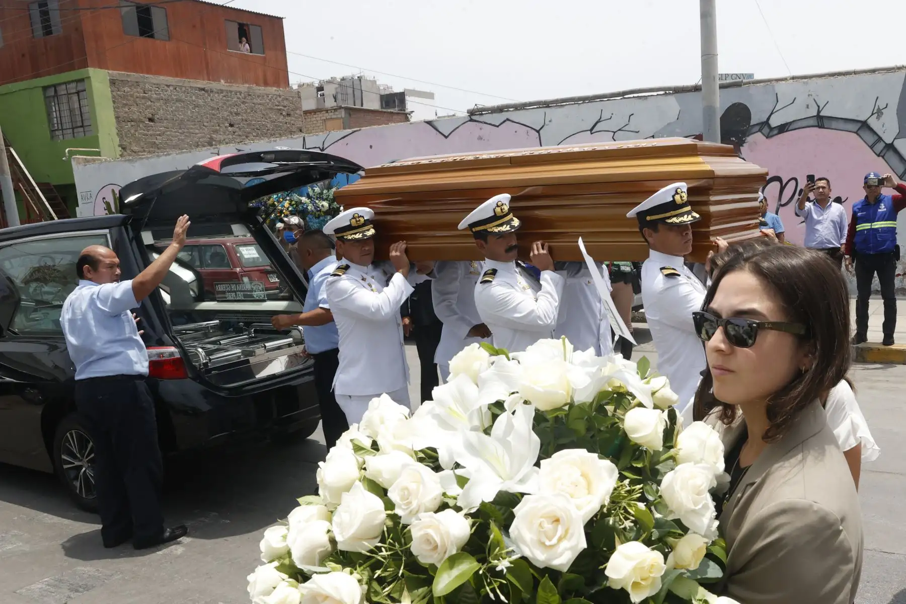 Los restos del excongresista y exvicepresidente de la República, Luis Giampietri, llegan al cementerio Británico de Bellavista. Foto: ANDINA/Vidal Tarqui