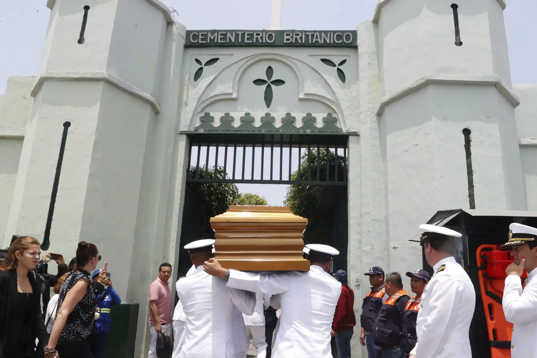Los restos del excongresista y exvicepresidente de la República, Luis Giampietri, llegan al cementerio Británico de Bellavista. Foto: ANDINA/Vidal Tarqui
