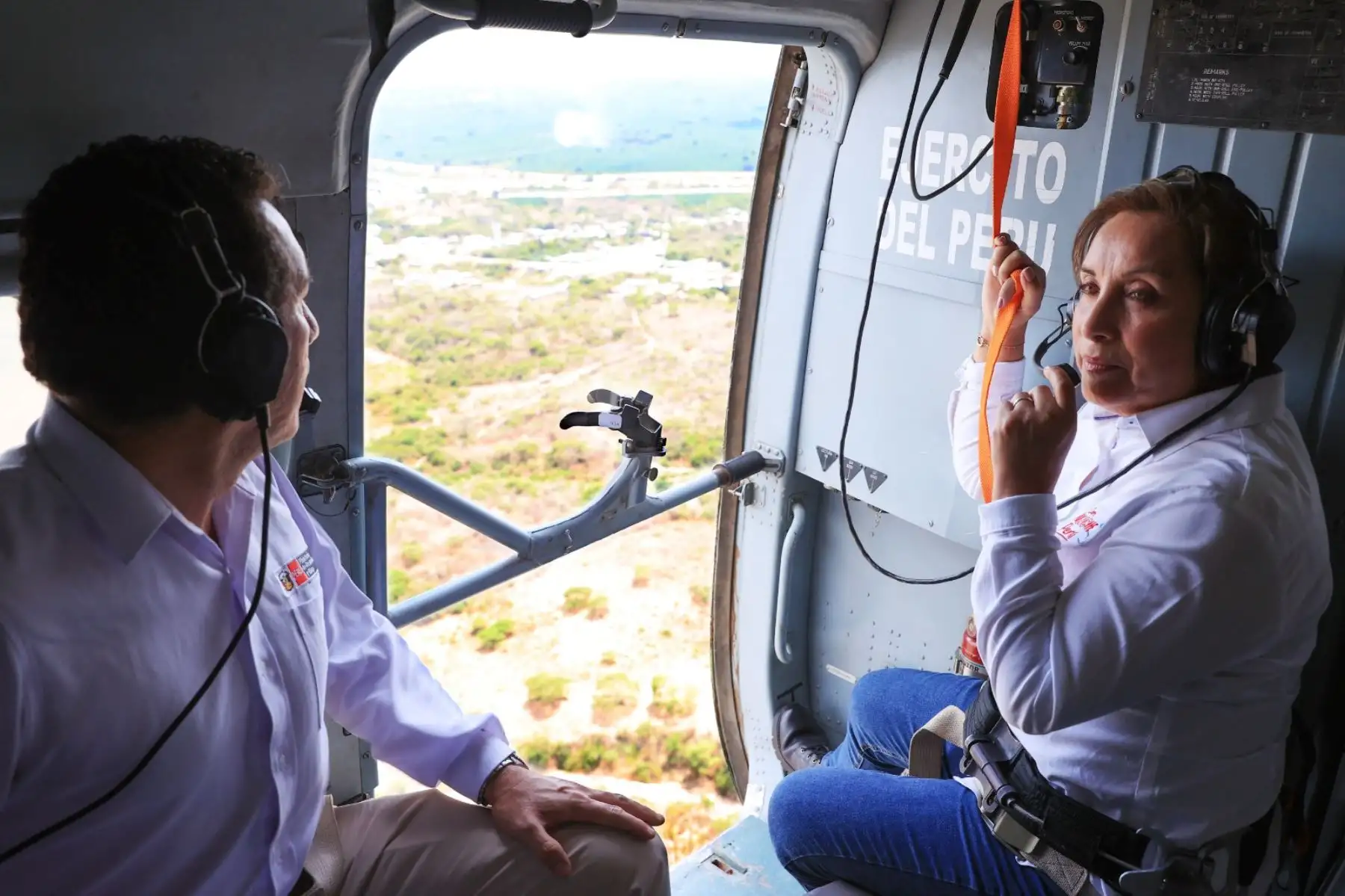 Presidenta Dina Boluarte realiza sobrevuelo de inspección para verificar trabajo de limpieza y descolmatación en río Zarumilla, Tumbes. Foto: ANDINA/ Prensa Presidencia