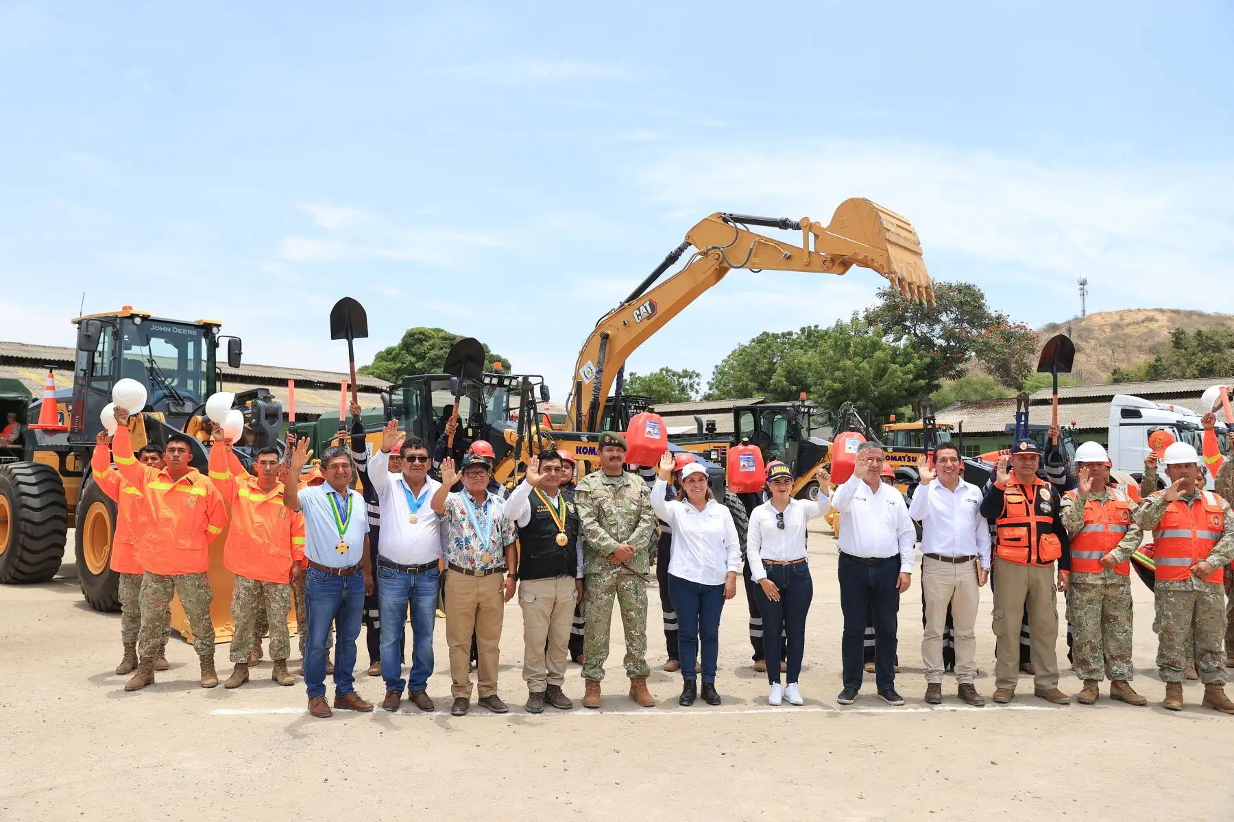 Presidenta Dina Boluarte supervisa vehículos y equipos mecánicos para fortalecer la capacidad de respuesta de las autoridades ante el fenómeno El Niño. Foto: ANDINA/Prensa Presidencia