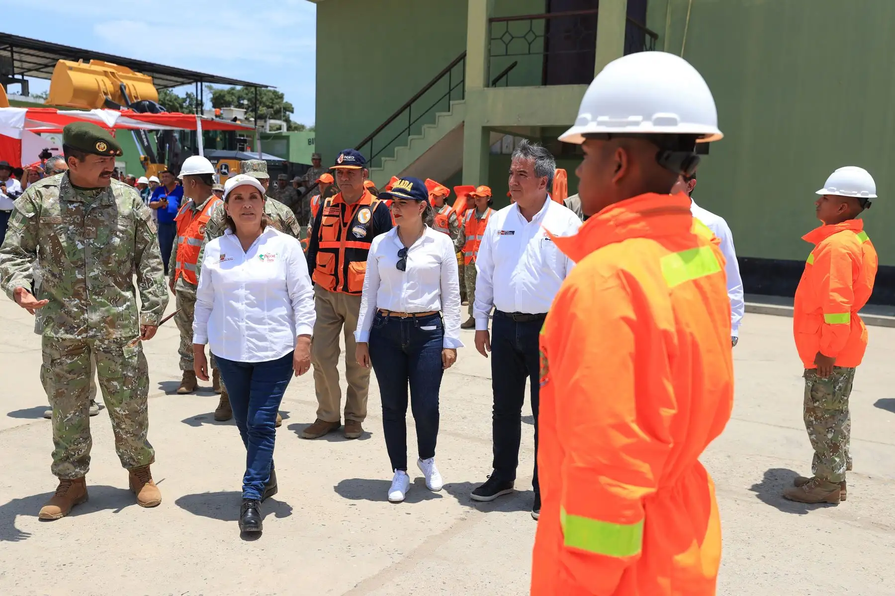 Presidenta Dina Boluarte supervisa vehículos y equipos mecánicos para fortalecer la capacidad de respuesta de las autoridades ante el fenómeno El Niño. Foto: ANDINA/Prensa Presidencia