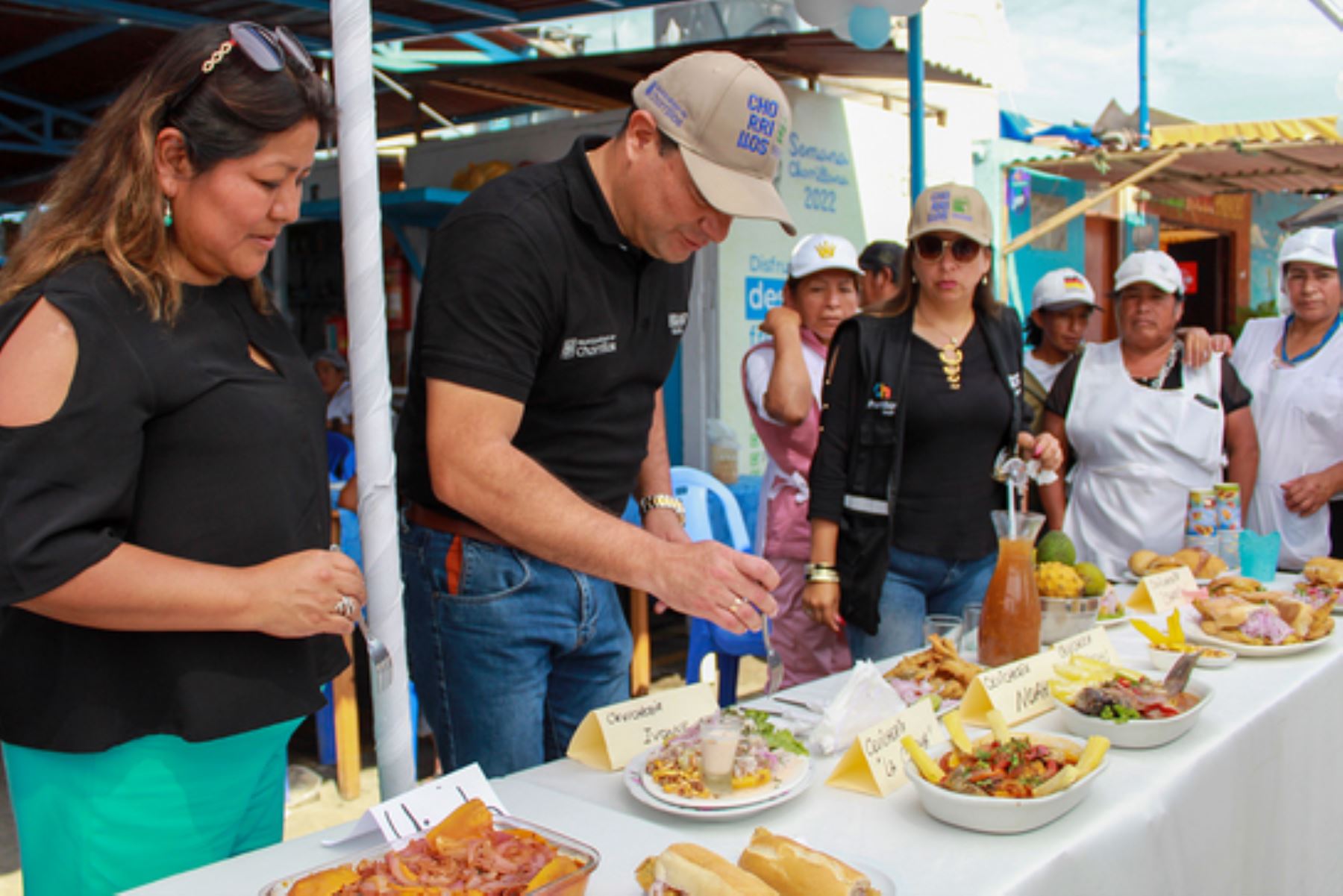El alcalde de Chorrillos, Fernando Velasco Huamán, impulsa una atractiva iniciatuva edil para que los pescadores del muelles ofrezcan a los visitantes los mejores platos elaborados a base de pescado. ANDINA/ Municpalidad de Chorrillos.