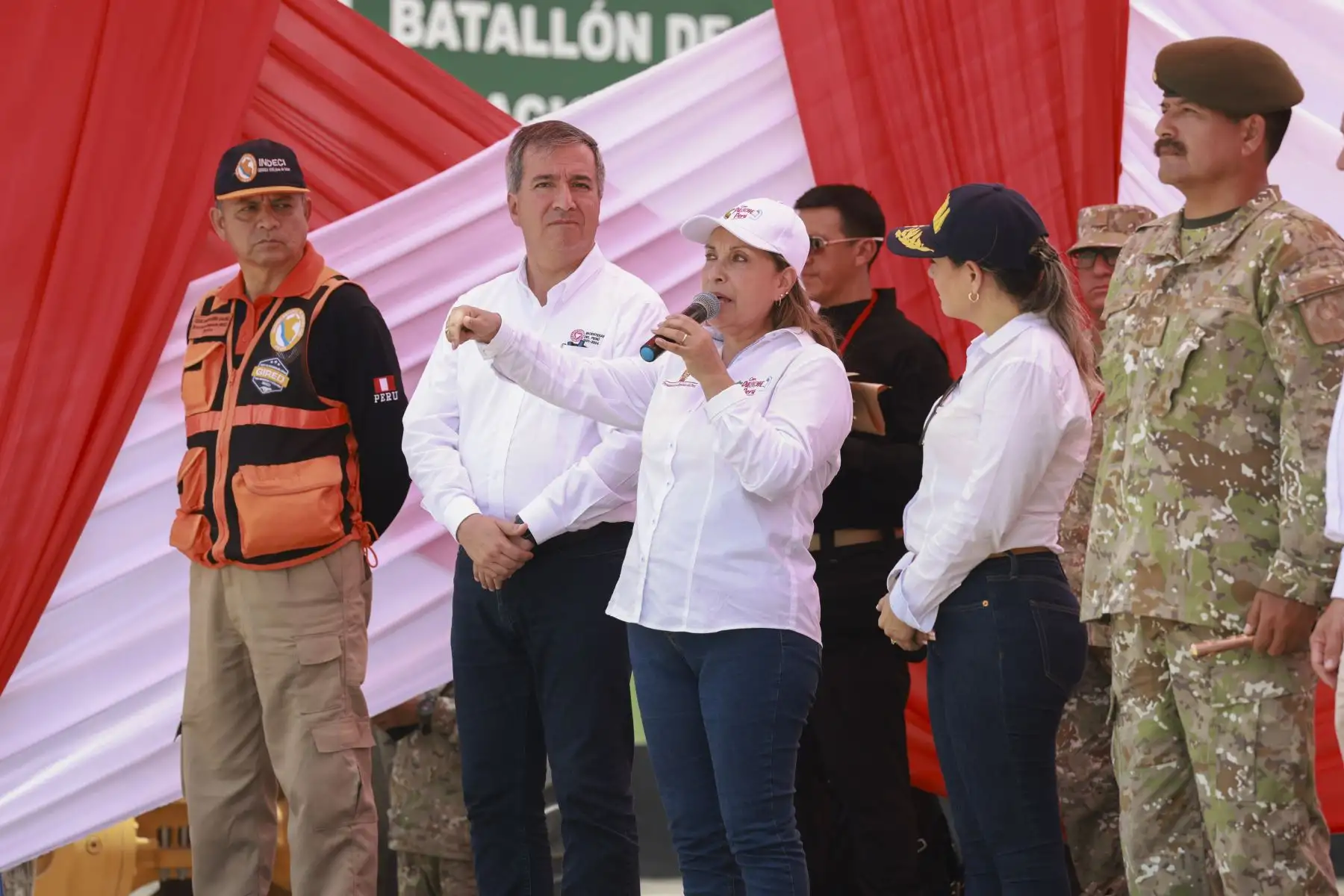 A fin de supervisar los trabajos de construcción del puente Uña de Gato, que cuenta con un importante avance de ejecución, la presidenta de la República, Dina Boluarte, y el ministro de Transportes y Comunicaciones, Raúl Pérez Reyes, sobrevolaron la zona de la obra, ubicada en el distrito de Papayal, provincia de Zarumilla, región Tumbes. La infraestructura de 120 metros de longitud, valorizada en S/ 35.3 millones, es ejecutada a través del Equipo Especial para la Reconstrucción con Cambios del Ministerio de Transportes y Comunicaciones (MTC).
Foto: ANDINA/MTC